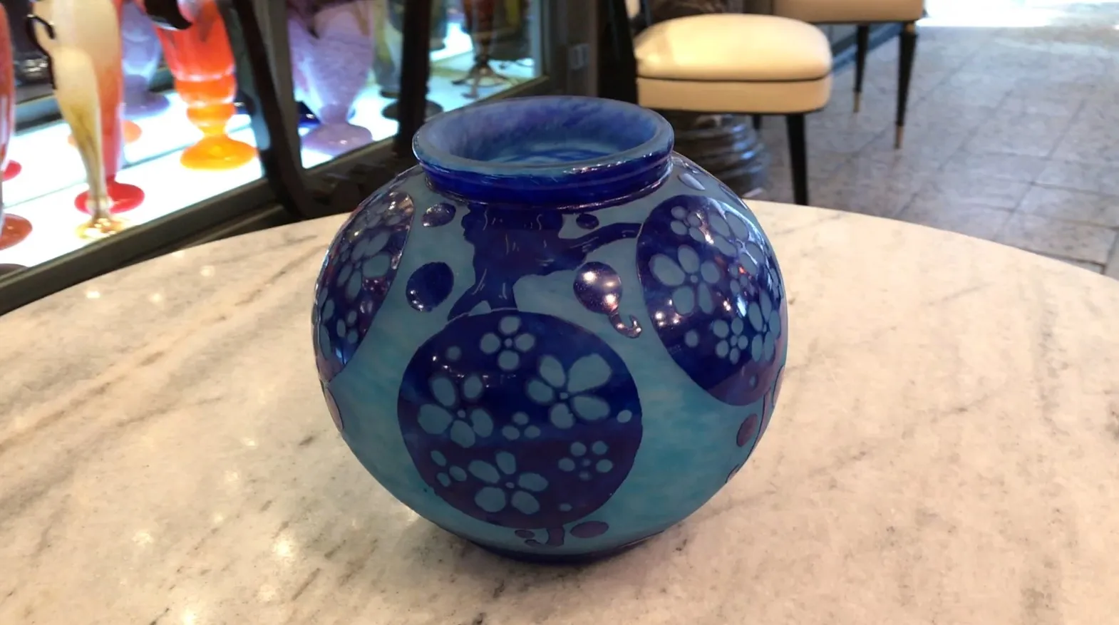 antigüedad con vidrio firmado le verre, diseño floral azul