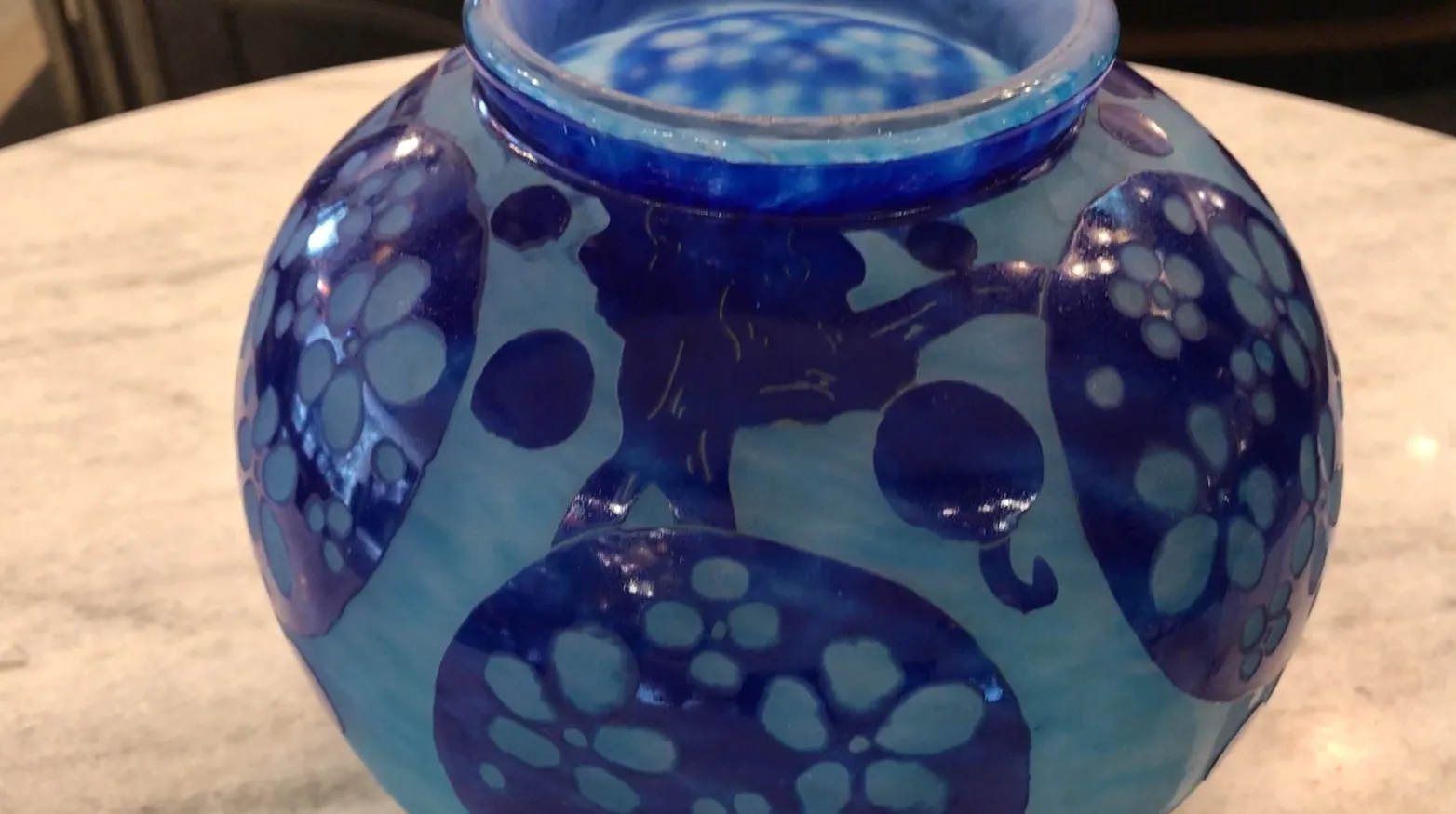 Bellissimo vetro antico firmato, decorato con toni blu.