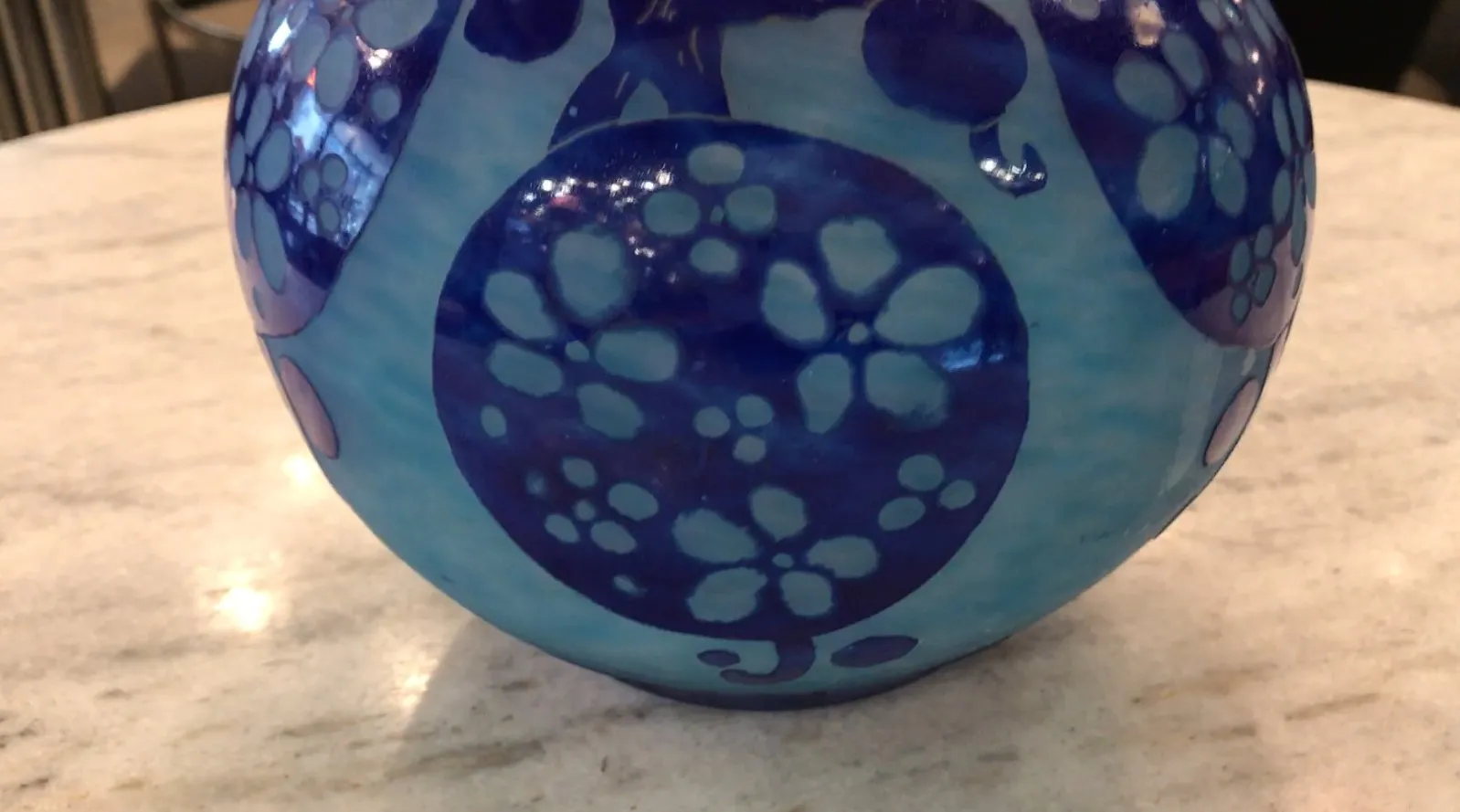 verre signé Le Verre avec motif bleu et formes