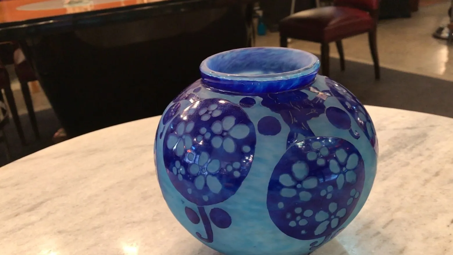 vase antigo de vidro assinado Le Verre com padrão azul