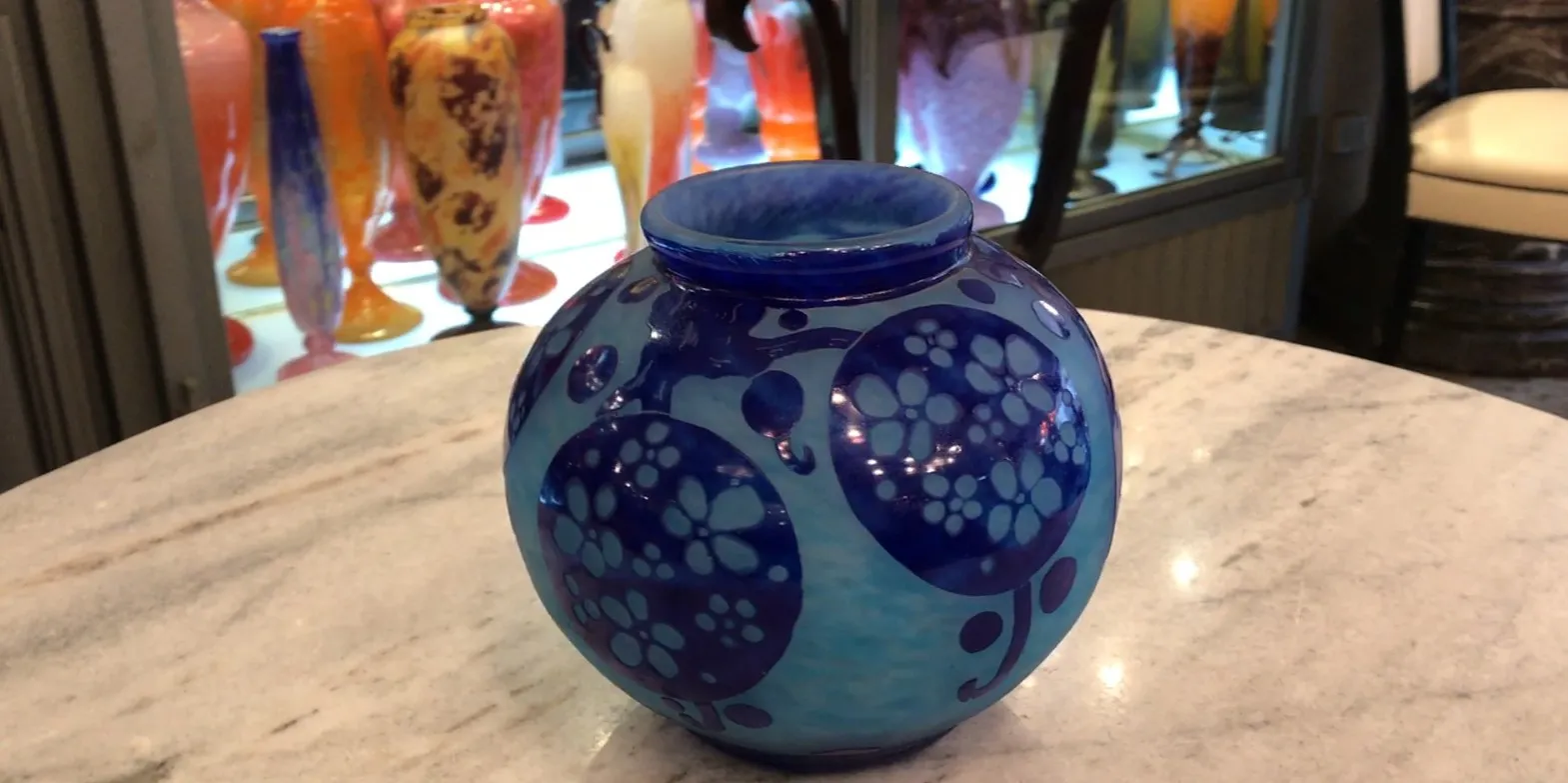 vase aus signiertem glas le verre, blaue und helle details, antikes objekt