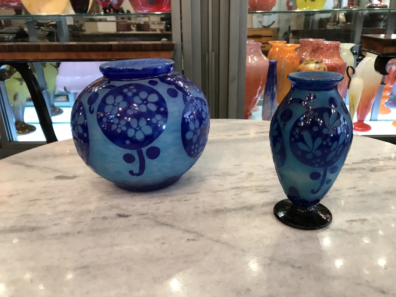 jarrón de vidrio azul con diseño floral firmado