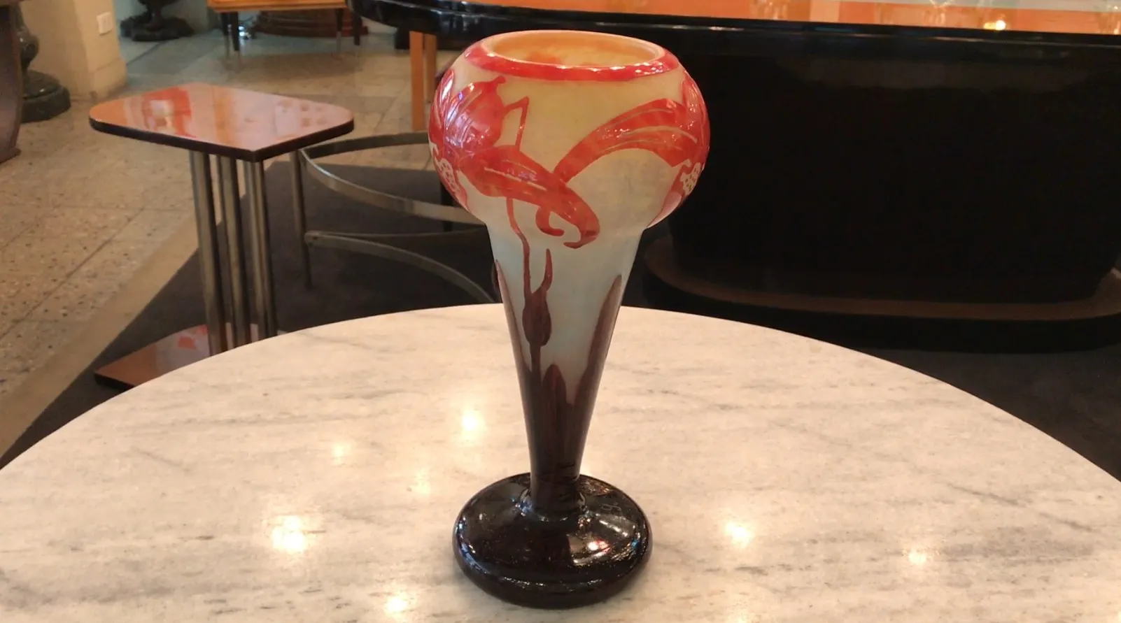 vidro assinado com design floral, base redonda