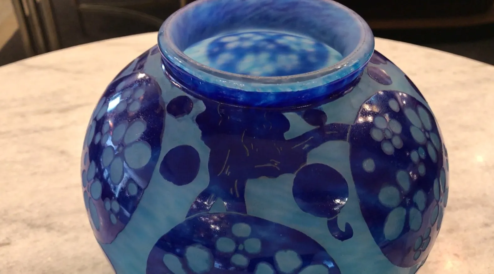 Vidro assinado antigo Le Verre com design azul e formas