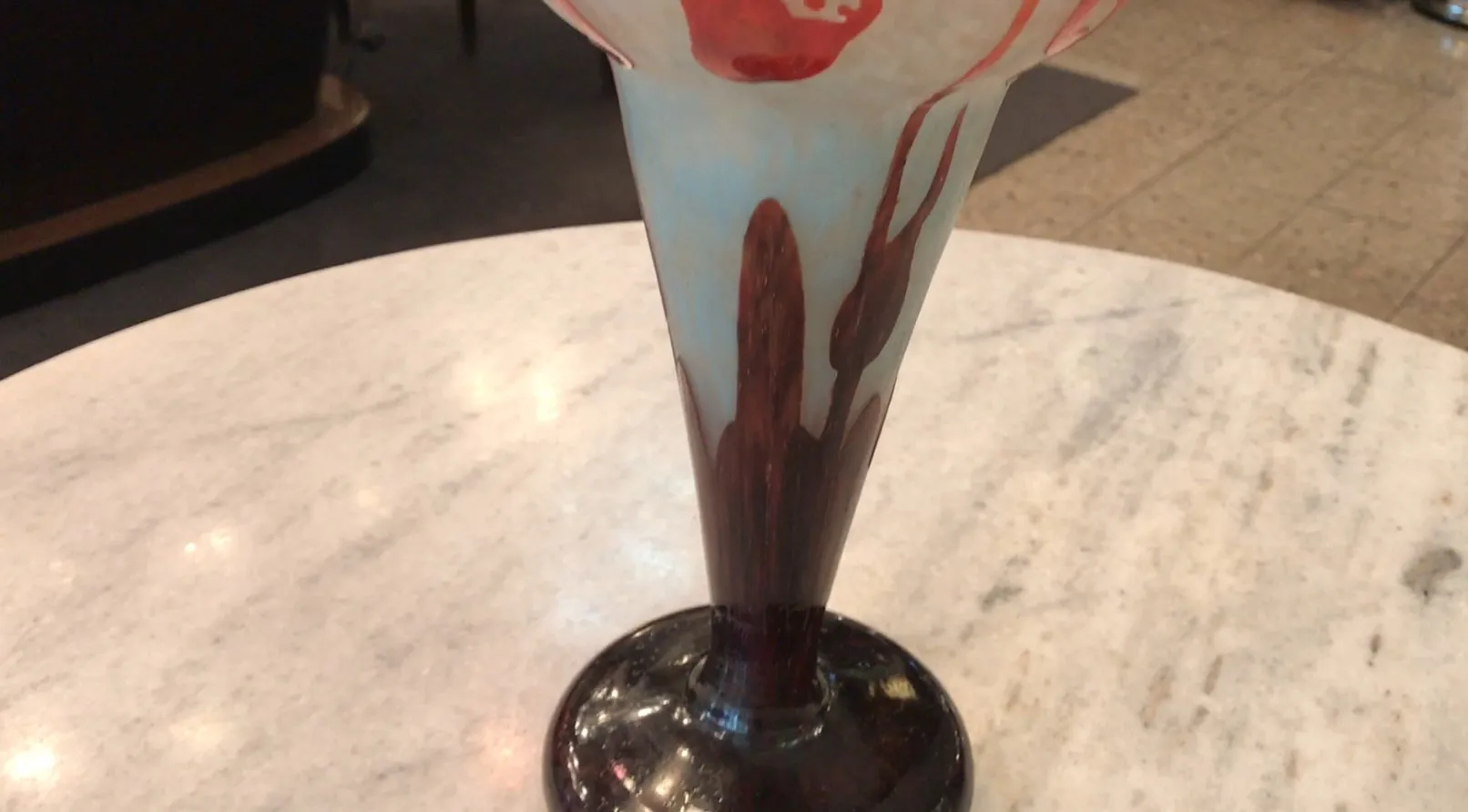 Vaso antico con motivo floreale vivace, firmato.