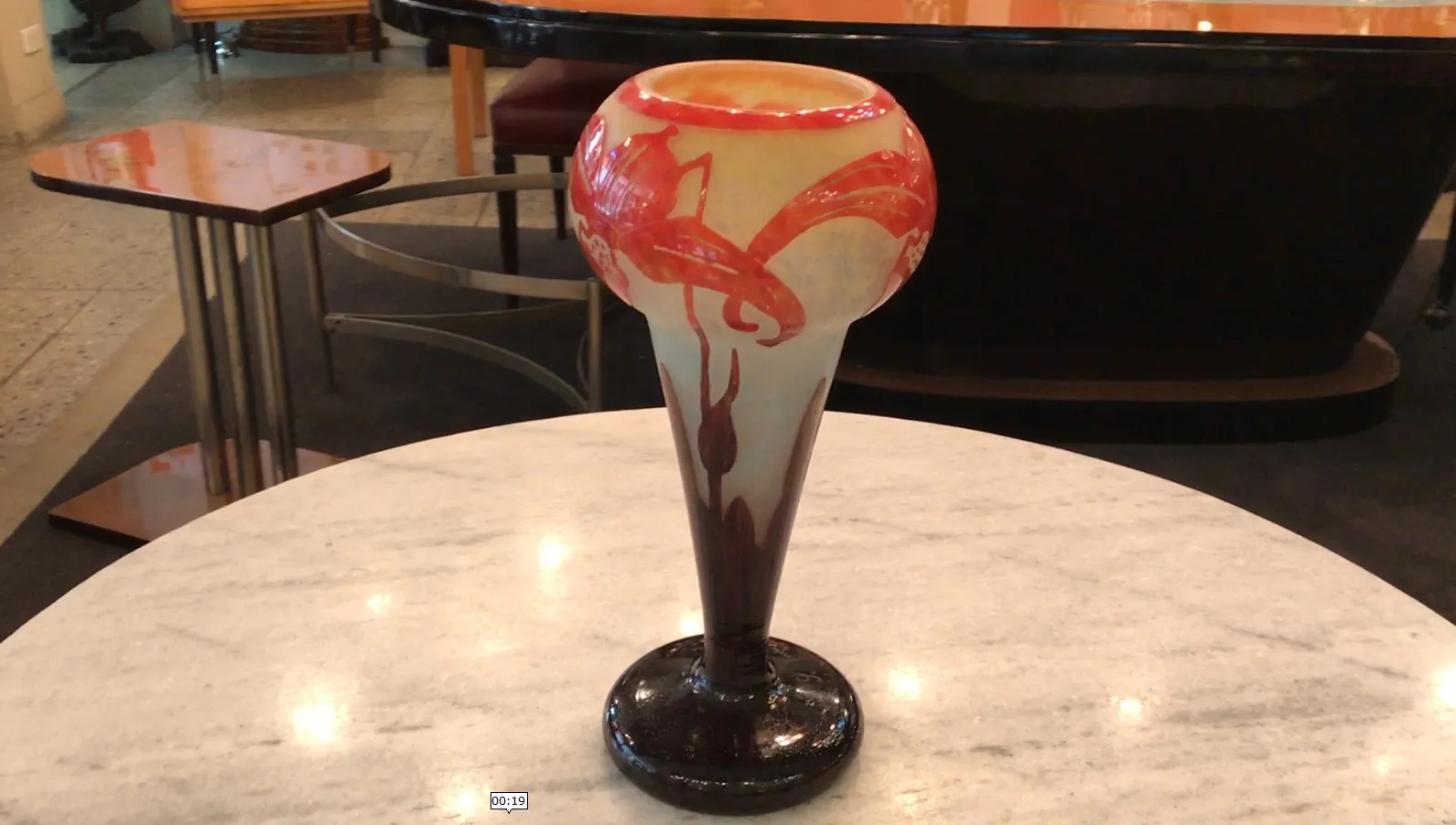 Vidrio firmado Le Verre en un ambiente antiguo, decorativo.