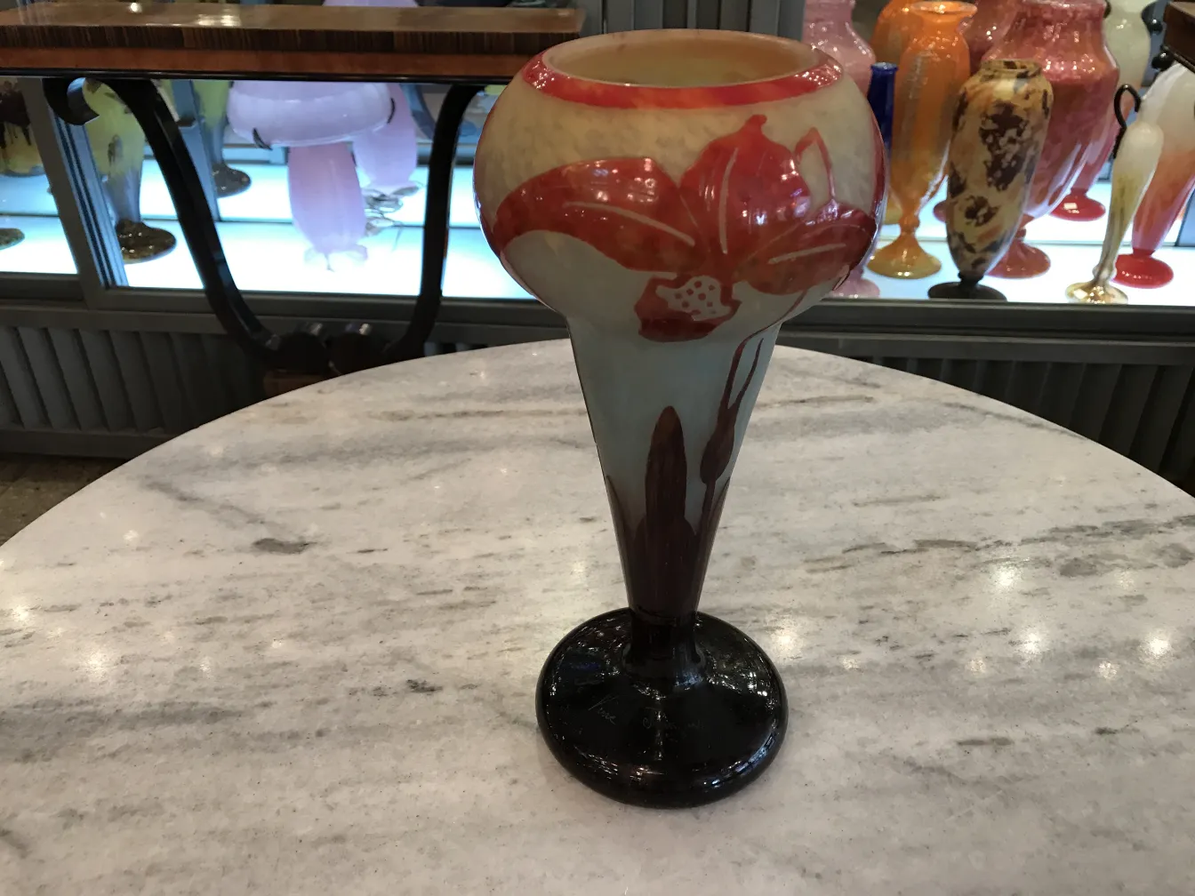 antikes signiertes Glas Le Verre mit buntem Blumenmuster