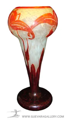 प्राचीन ग्लास का फूलदानle verre, जिसमें गहरे रंग की पृष्ठभूमि पर नारंगी और सफेद फूलों की सजावट है।