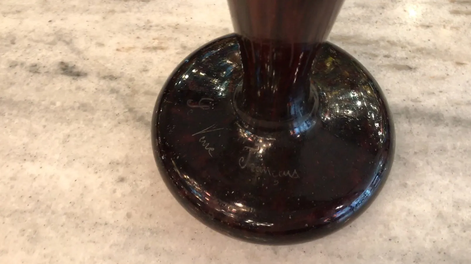 antik signiertes Glas mit Unterschrift am Boden, sanfter Hintergrund