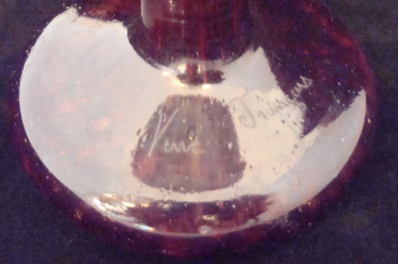 Vetro antico firmato Le Verre con dettagli elaborati.