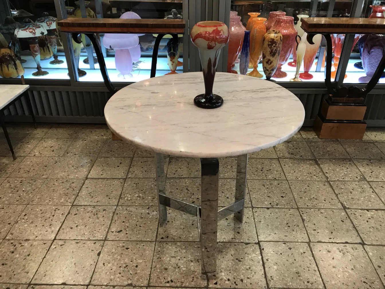 antigüedad con vaso de vidrio firmado Le Verre sobre mesa redonda