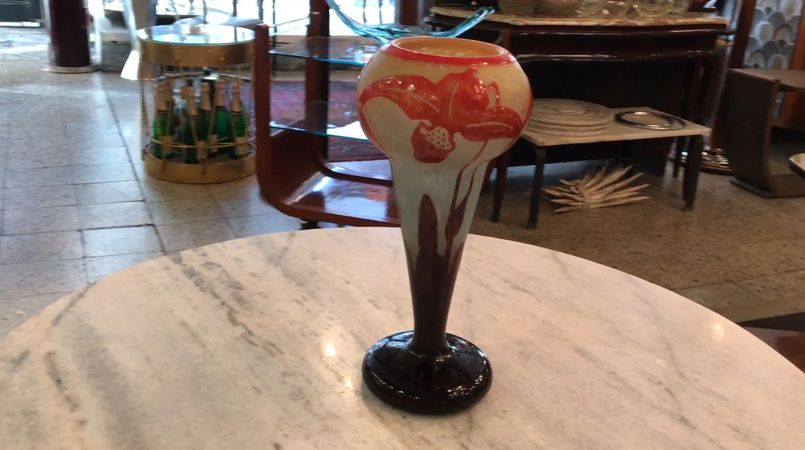 Antikes signiertes Glas Le Verre mit floralem Design und dunklem Sockel