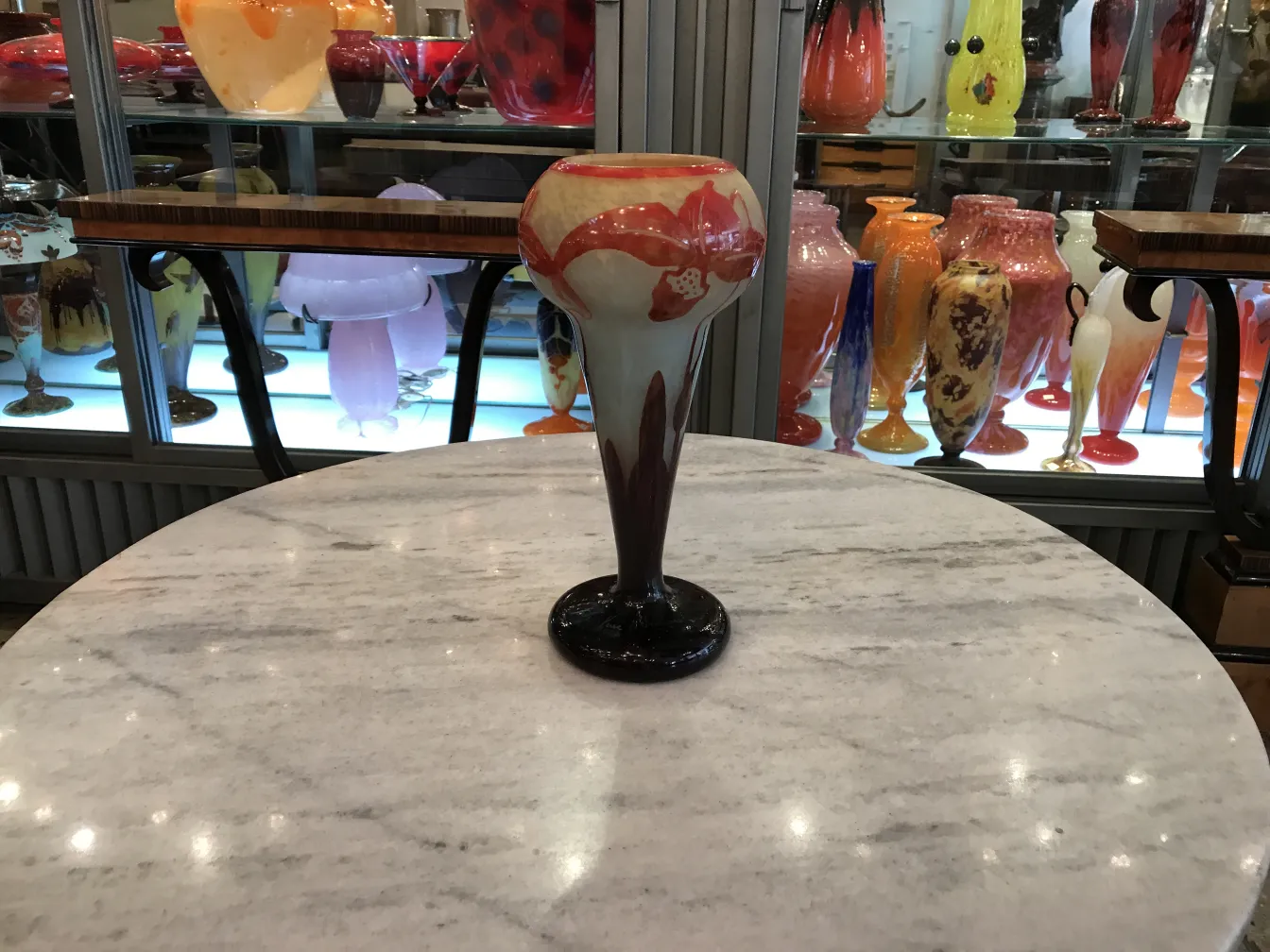 Vaso colorido de vidro assinado Le Verre, antigo