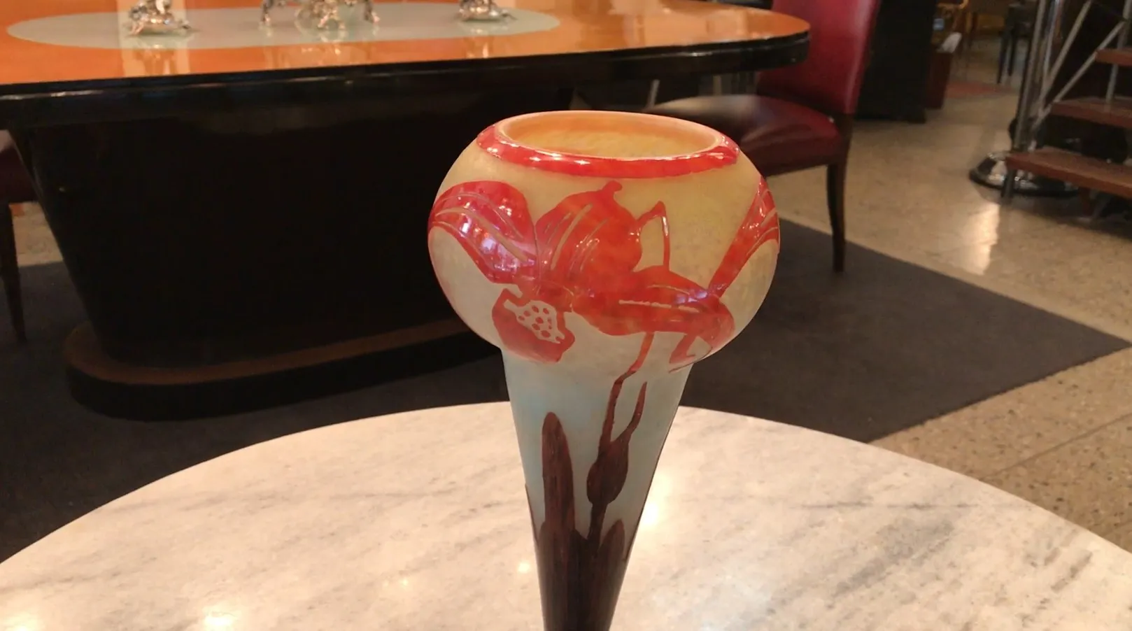 Vaso antico con design floreale vivace