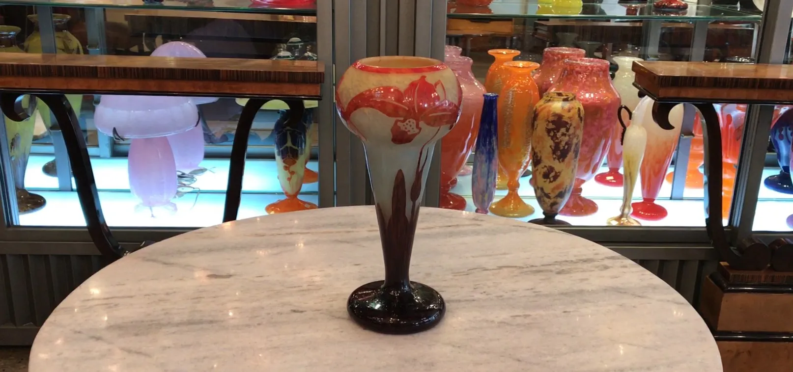 古董装饰精美的花卉图案玻璃