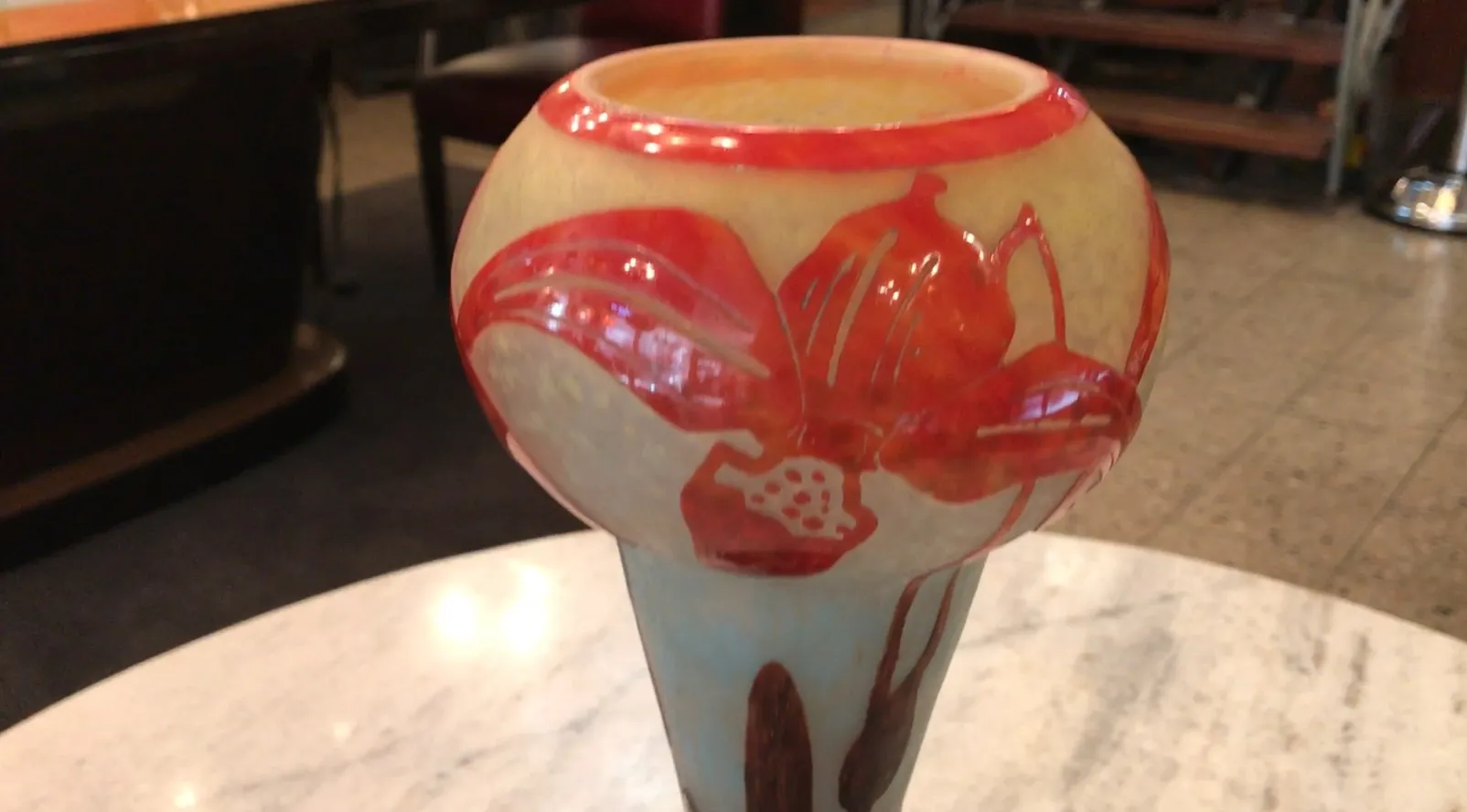 زجاج موقّع Le Verre عتيق مزين بنقوش زهور حمراء.