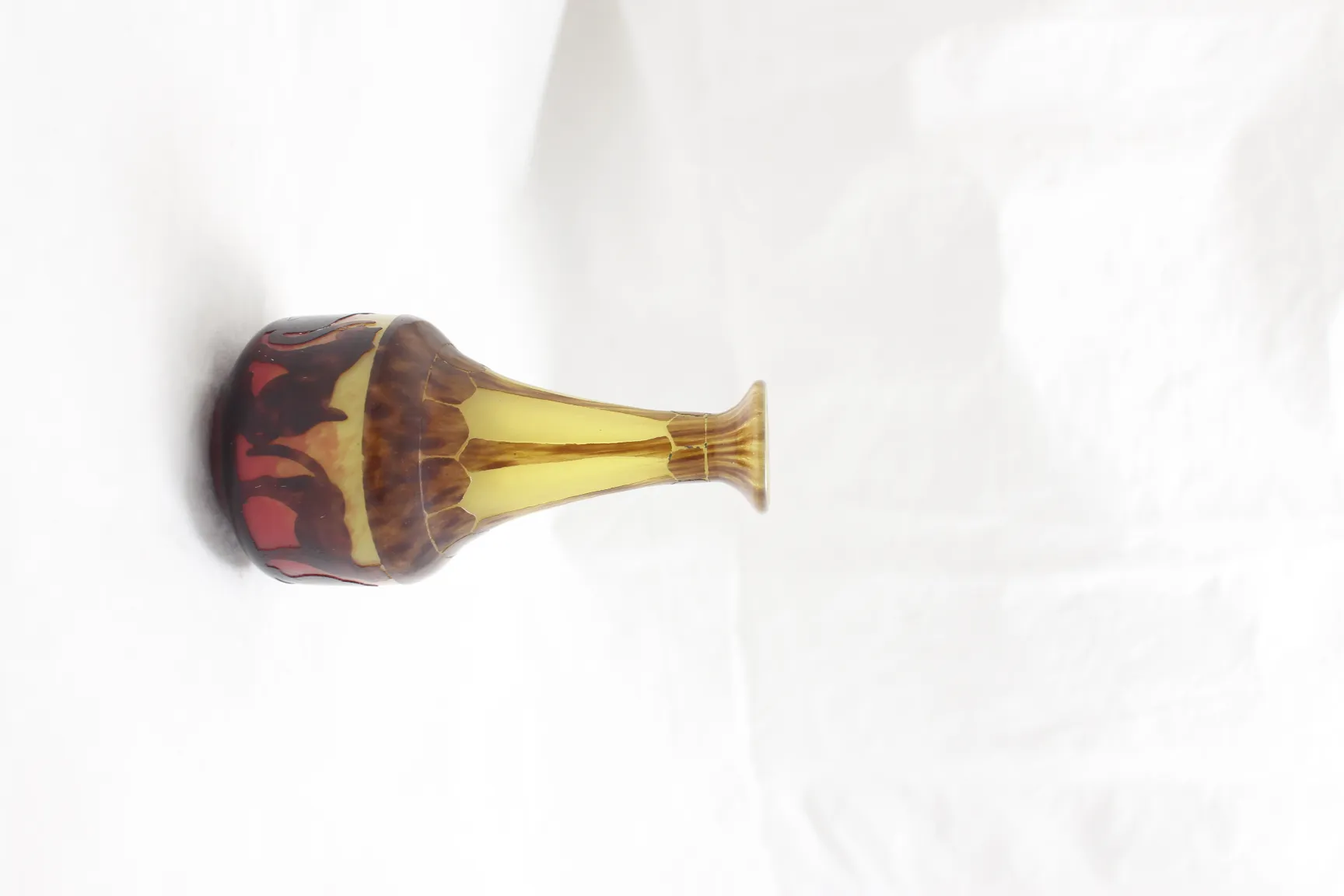 Vidrio antiguo firmado Le Verre con diseño decorativo