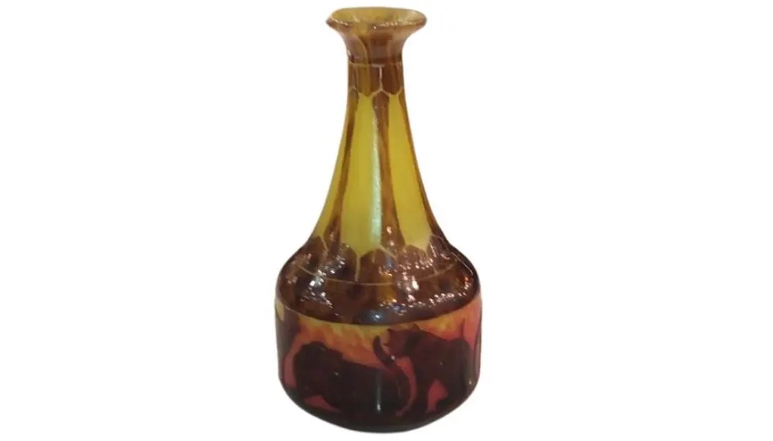 Подписанное стекло Le Verre в теплых тонах с декоративным дизайном фигур.