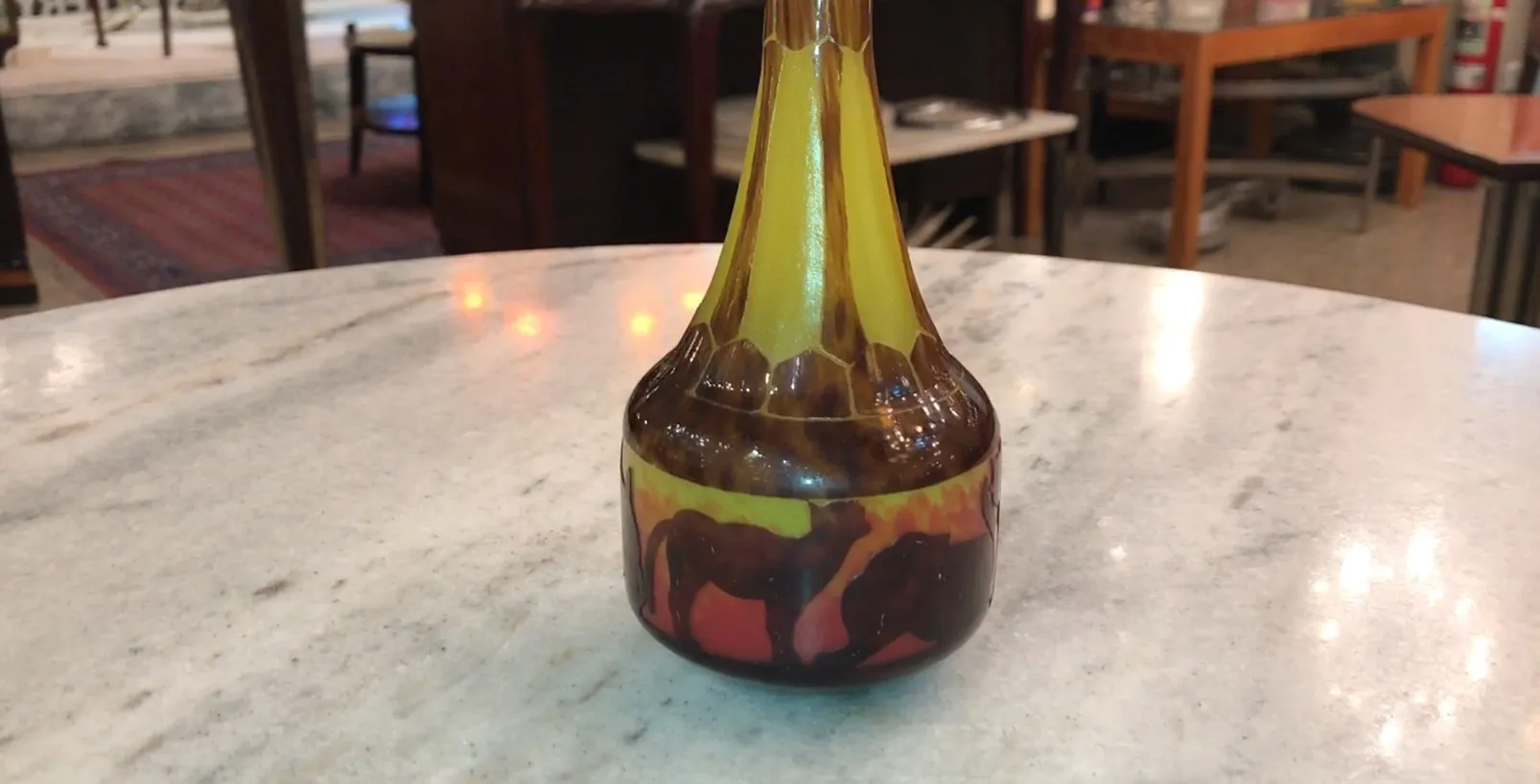 Vidrio antiguo con figuras en la superficie de le verre.