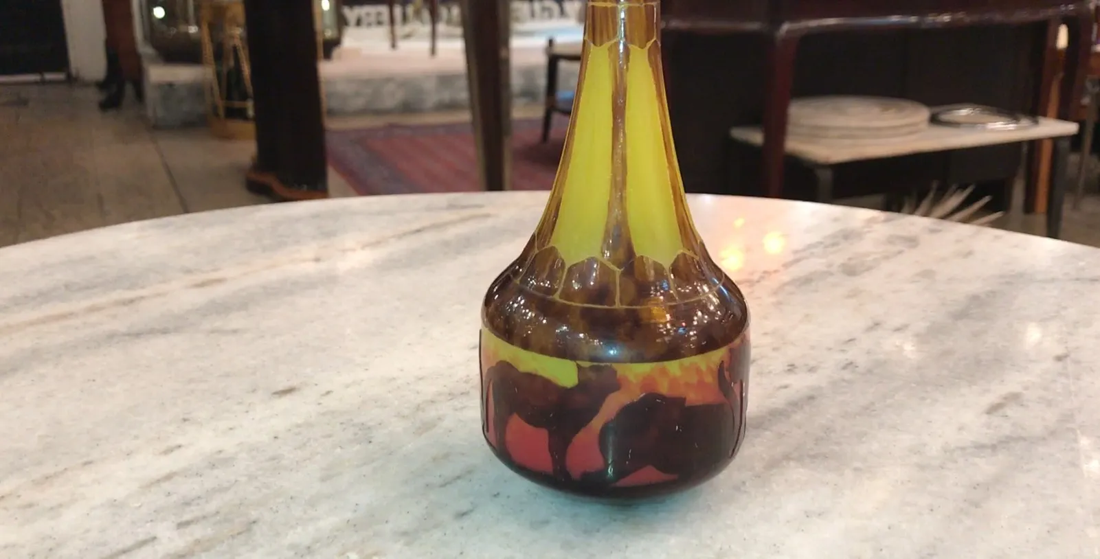 Vetro antico firmato Le Verre con toni caldi e sagome di cammelli.