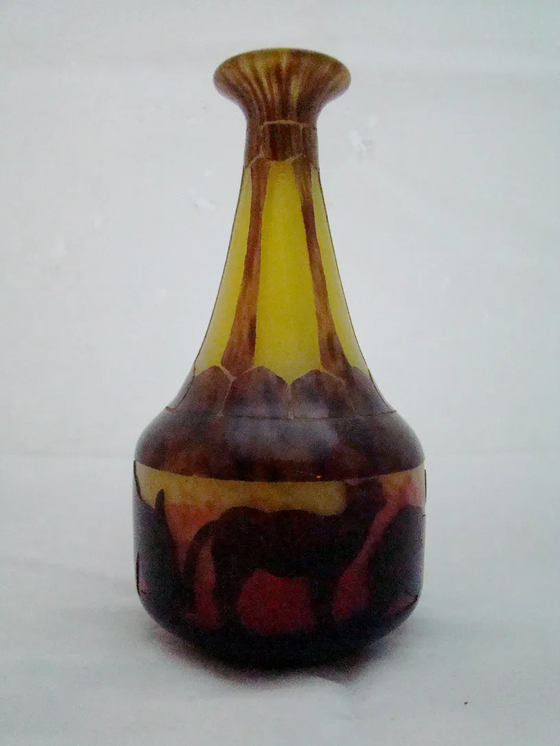 vase antigo com decorações em marrom e amarelo