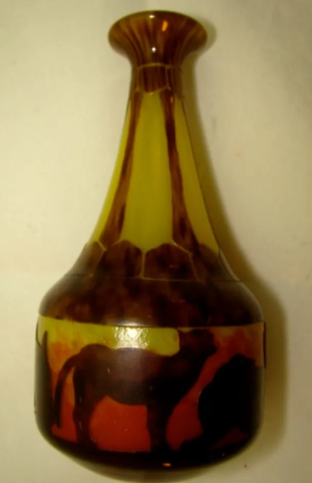 Antikes Glas mit Unterschrift, verziert mit Pferdesilhouetten