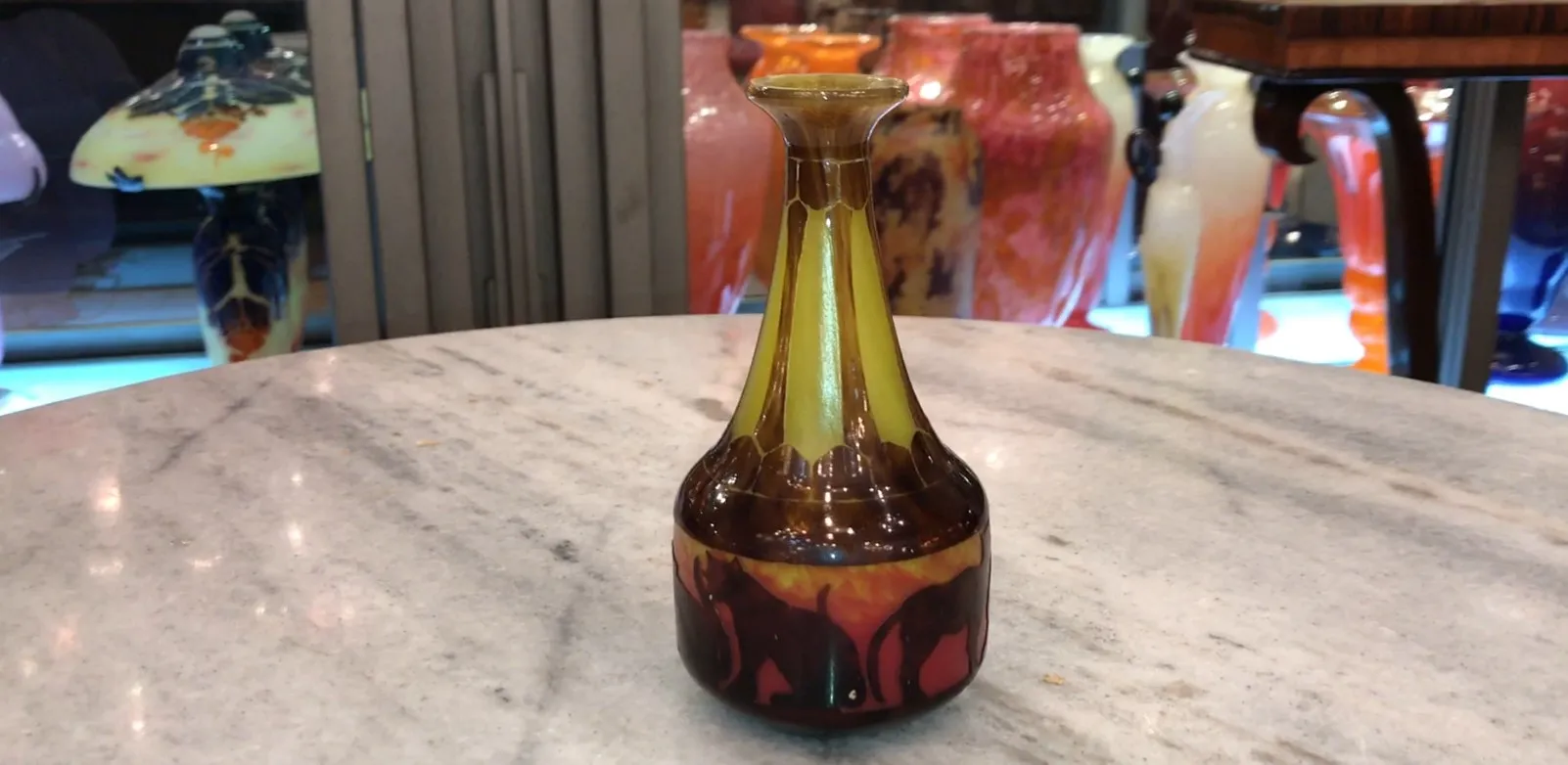 Antigo vidro assinado Le Verre com design vibrante em cores quentes