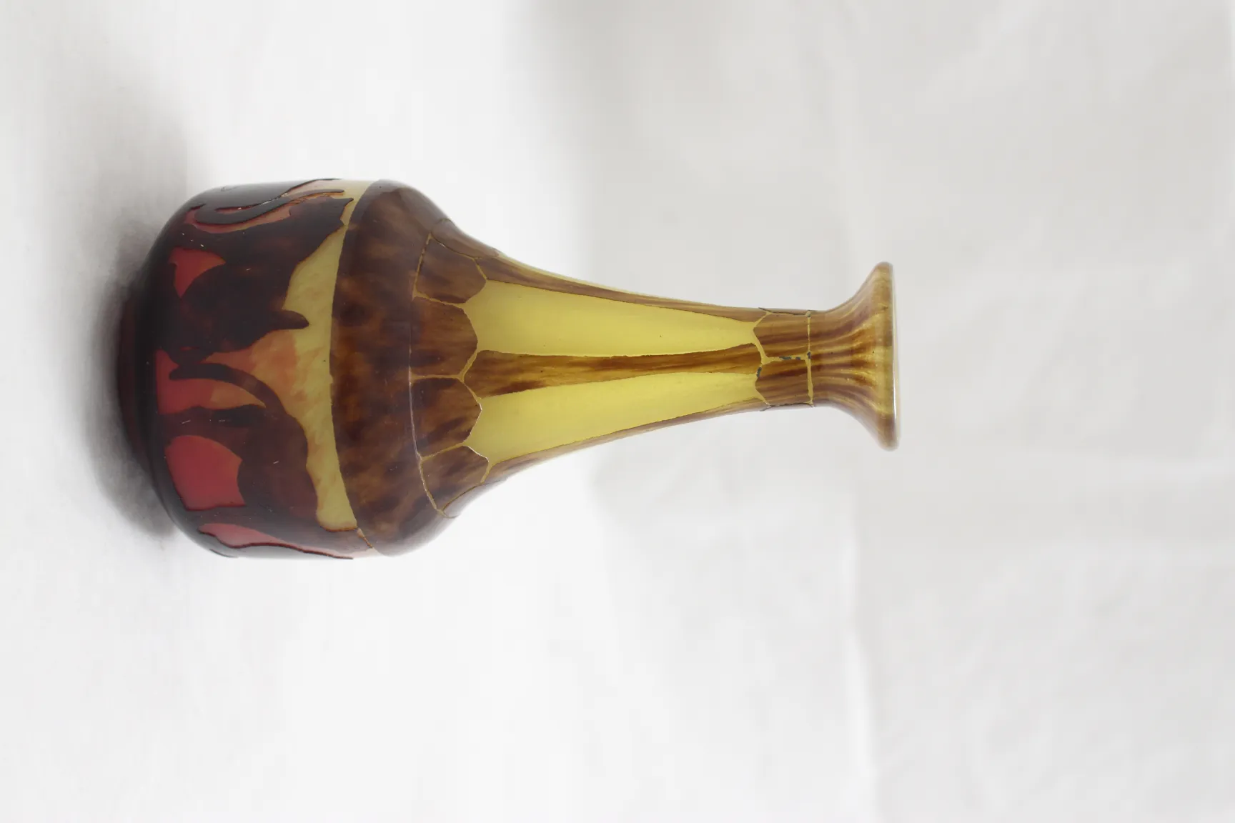 Vidrio firmado de Le Verre con decoración antigua en colores vibrantes