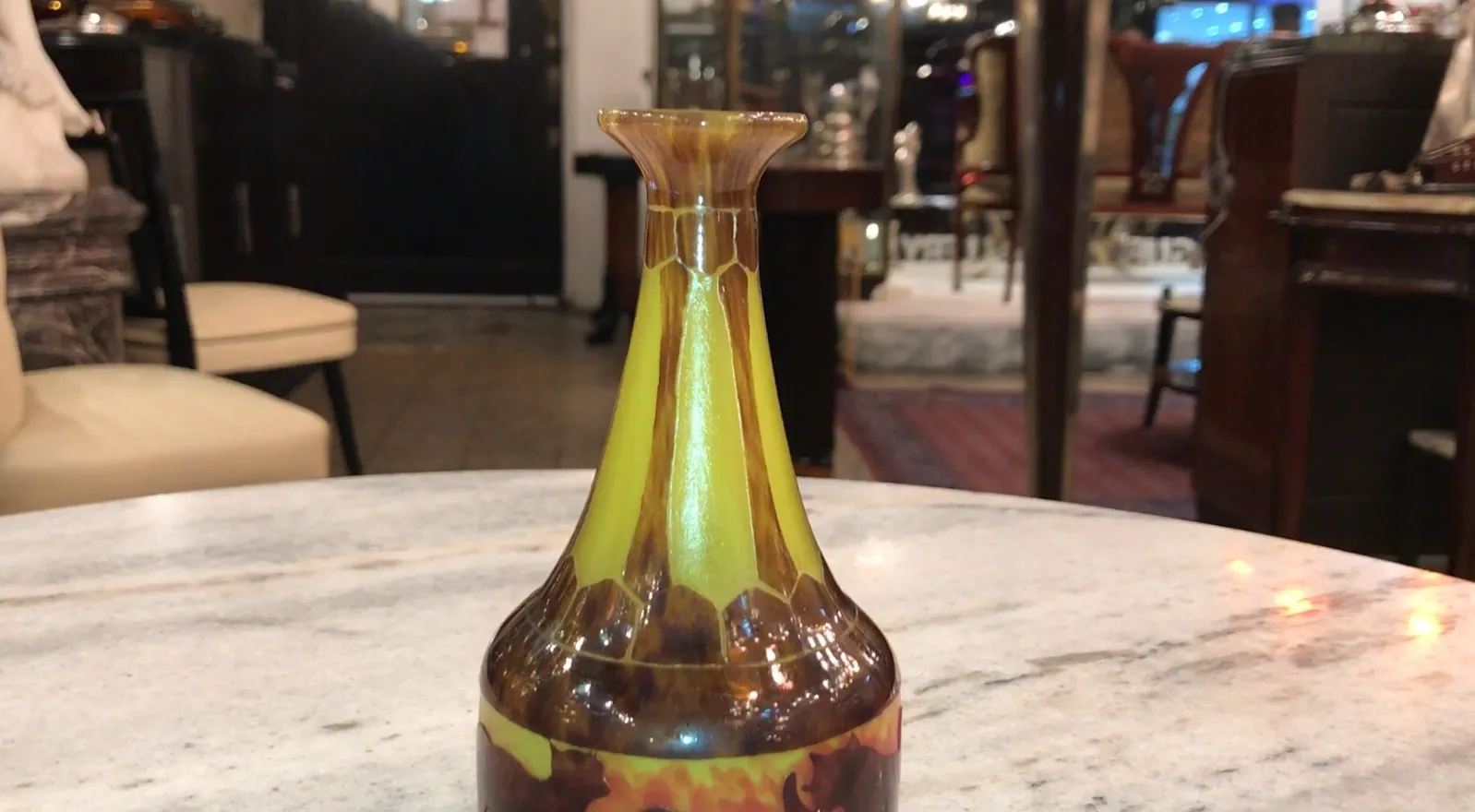 vidrio firmado con detalles marrones y amarillos, antigüedad en fondo elegante