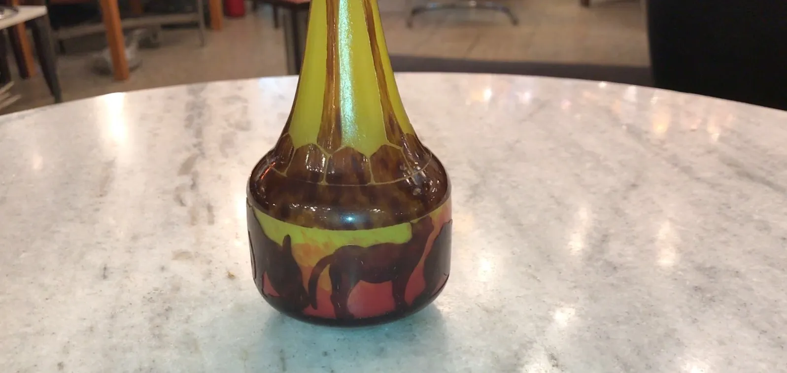 vetro antico firmato con design di cavalli su sfondo giallo e rosso