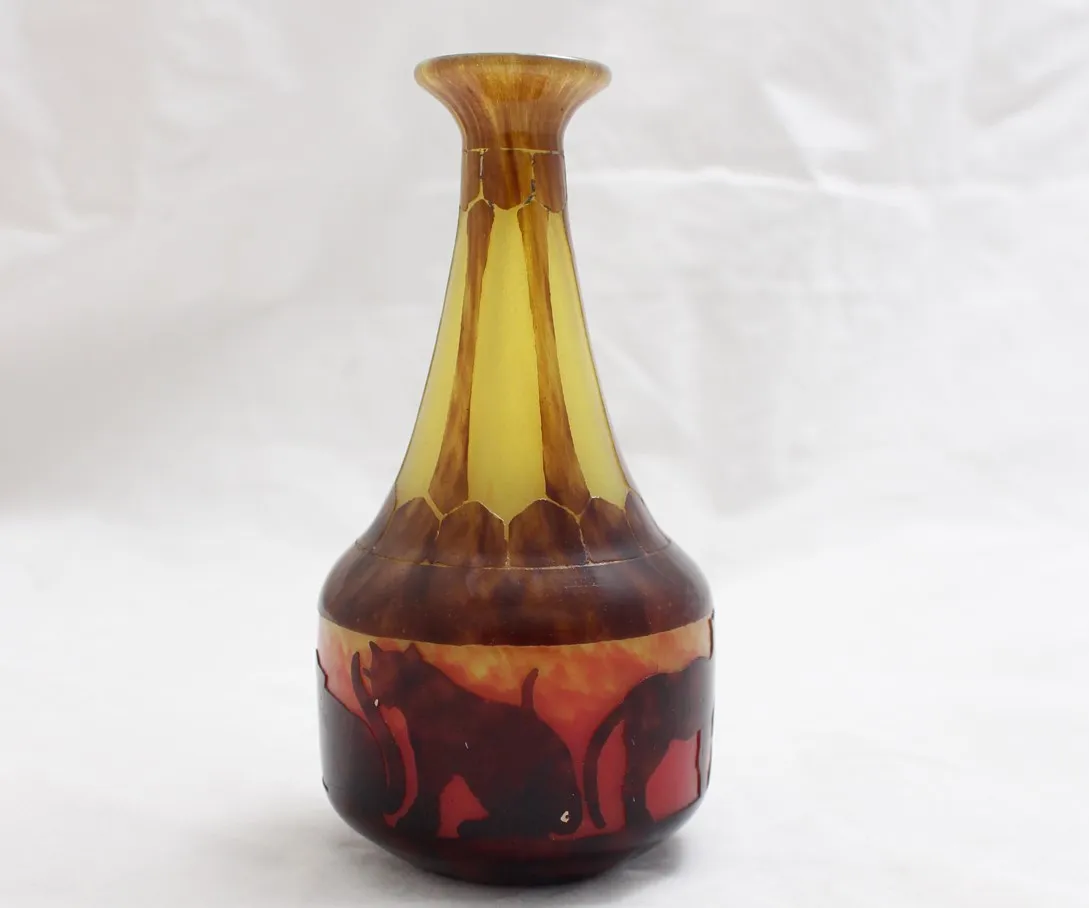 고전 서명된 유리잔 Le Verre 긴장된 코끼리 디자인이 따뜻한 색상으로.