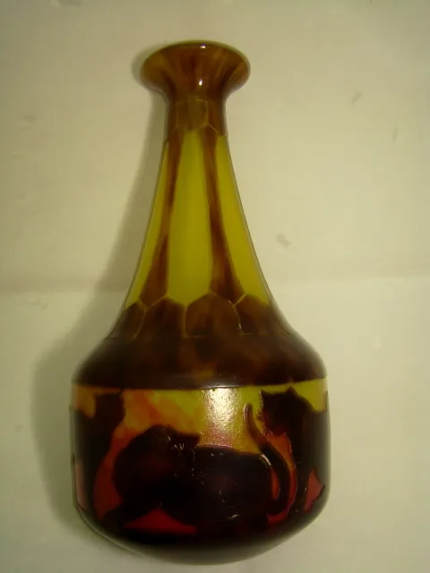 Antik mit Dekoration signiertes Glas Le Verre in warmen Farben