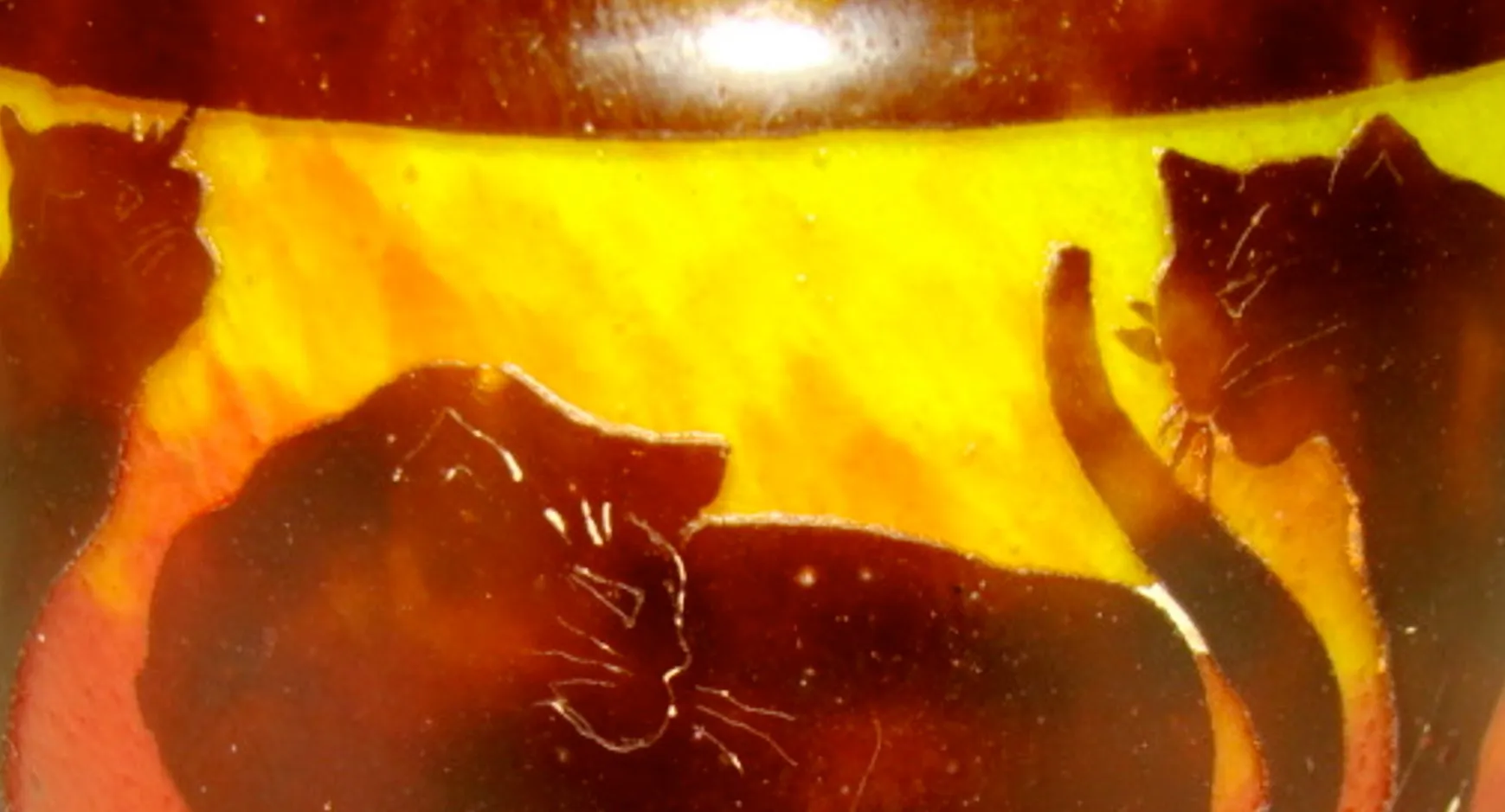 SIGNED GLASS Le Verre depicting cats on a warm background