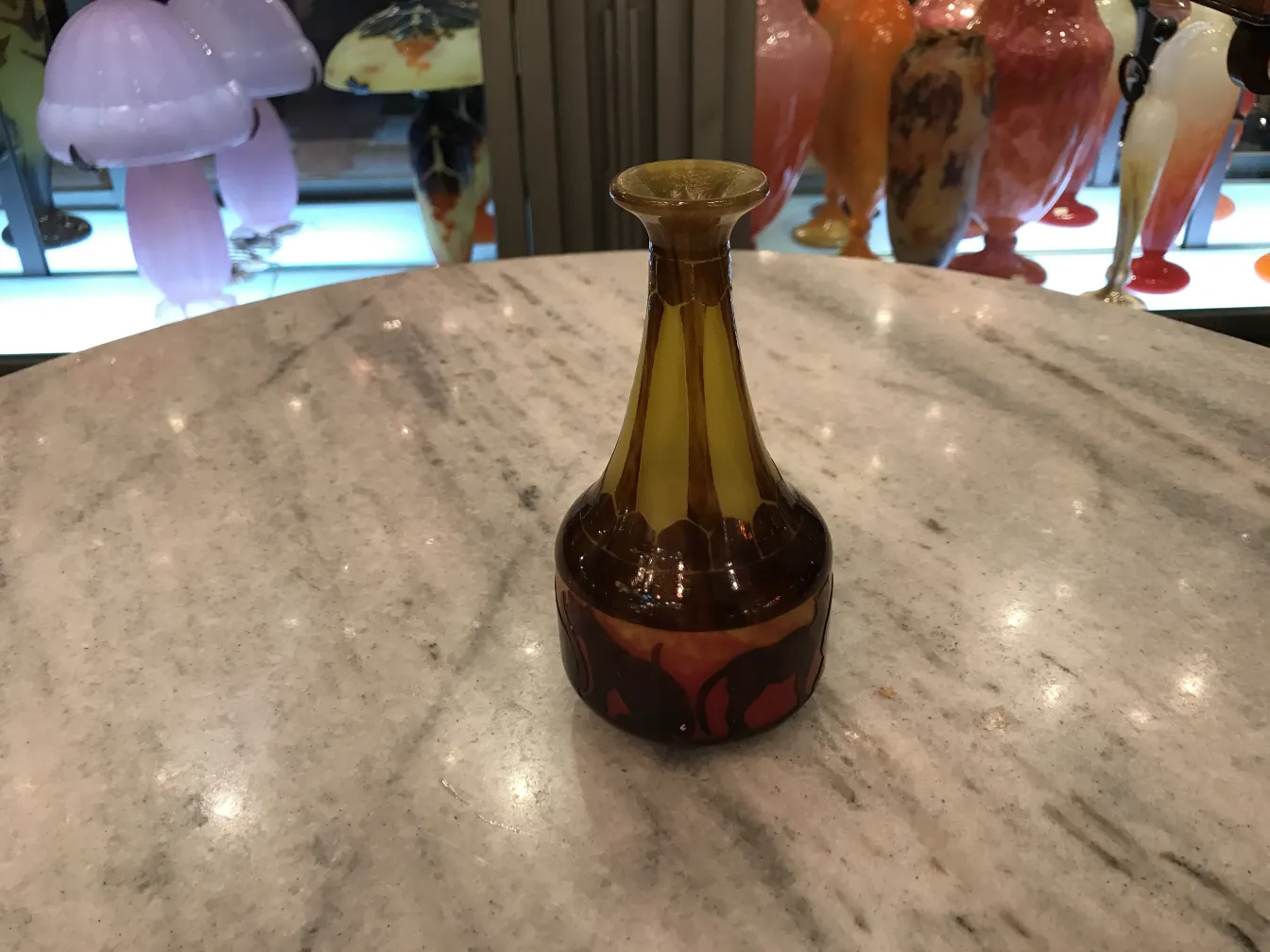 古董签名玻璃，带有优雅的琥珀色调。