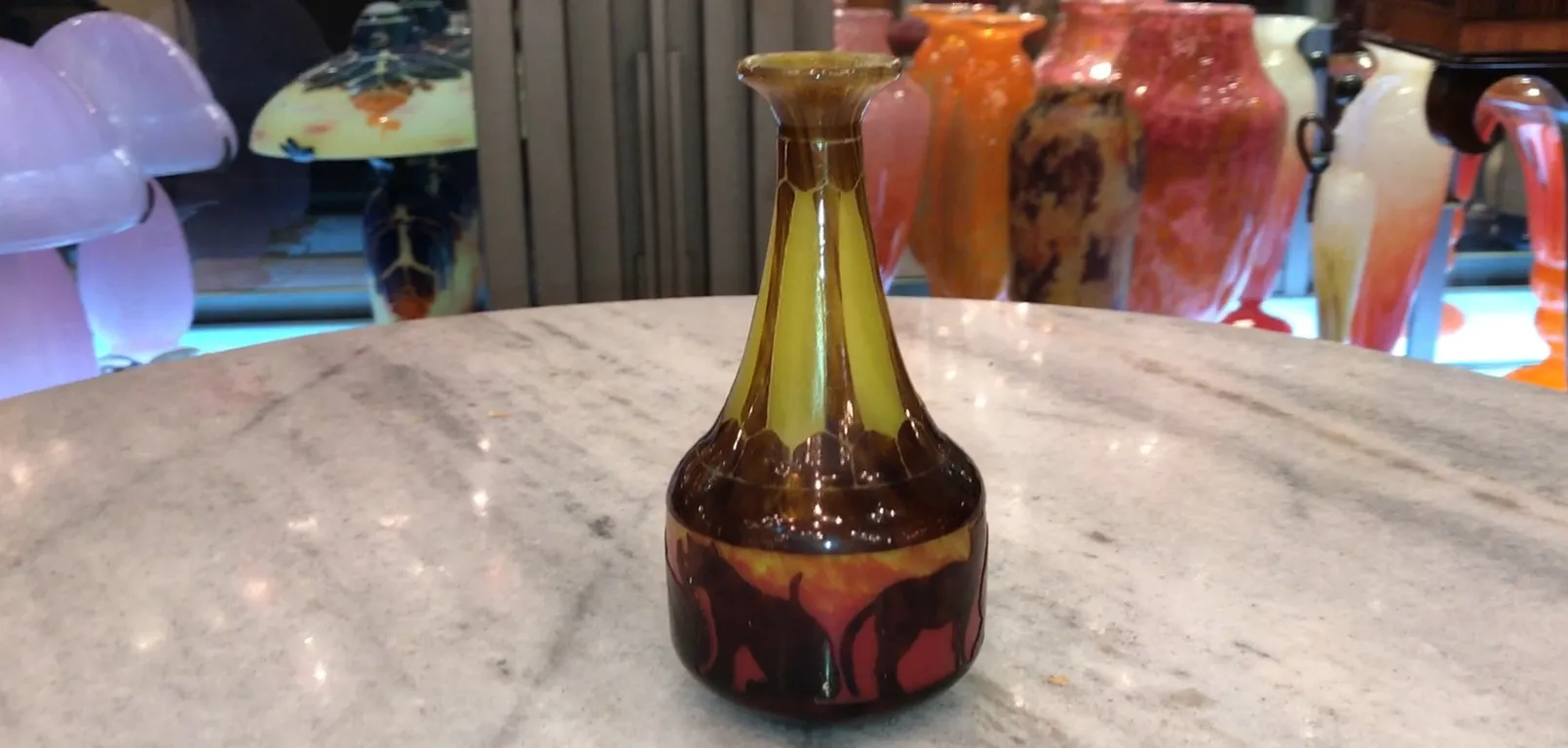 А Antique подписанное стекло Le Verre с яркими цветами, уникальной формой на мягком фоне.