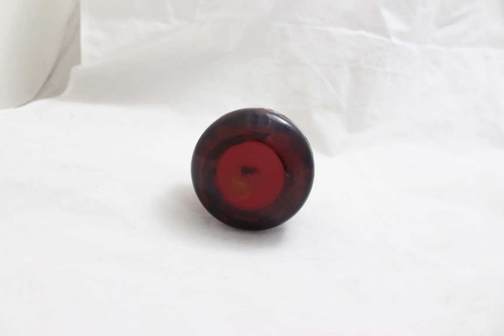 Vetro firmato Le Verre con colori classici e dettagli arrotondati in un ambiente neutro.