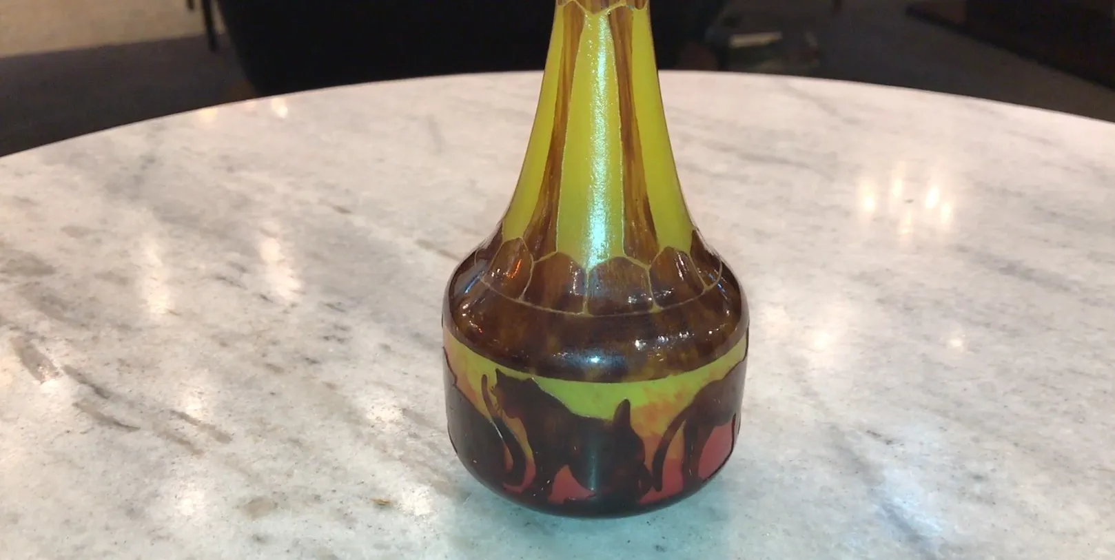 Vidrio firmado Le Verre con decoración en tonos marrón y amarillo