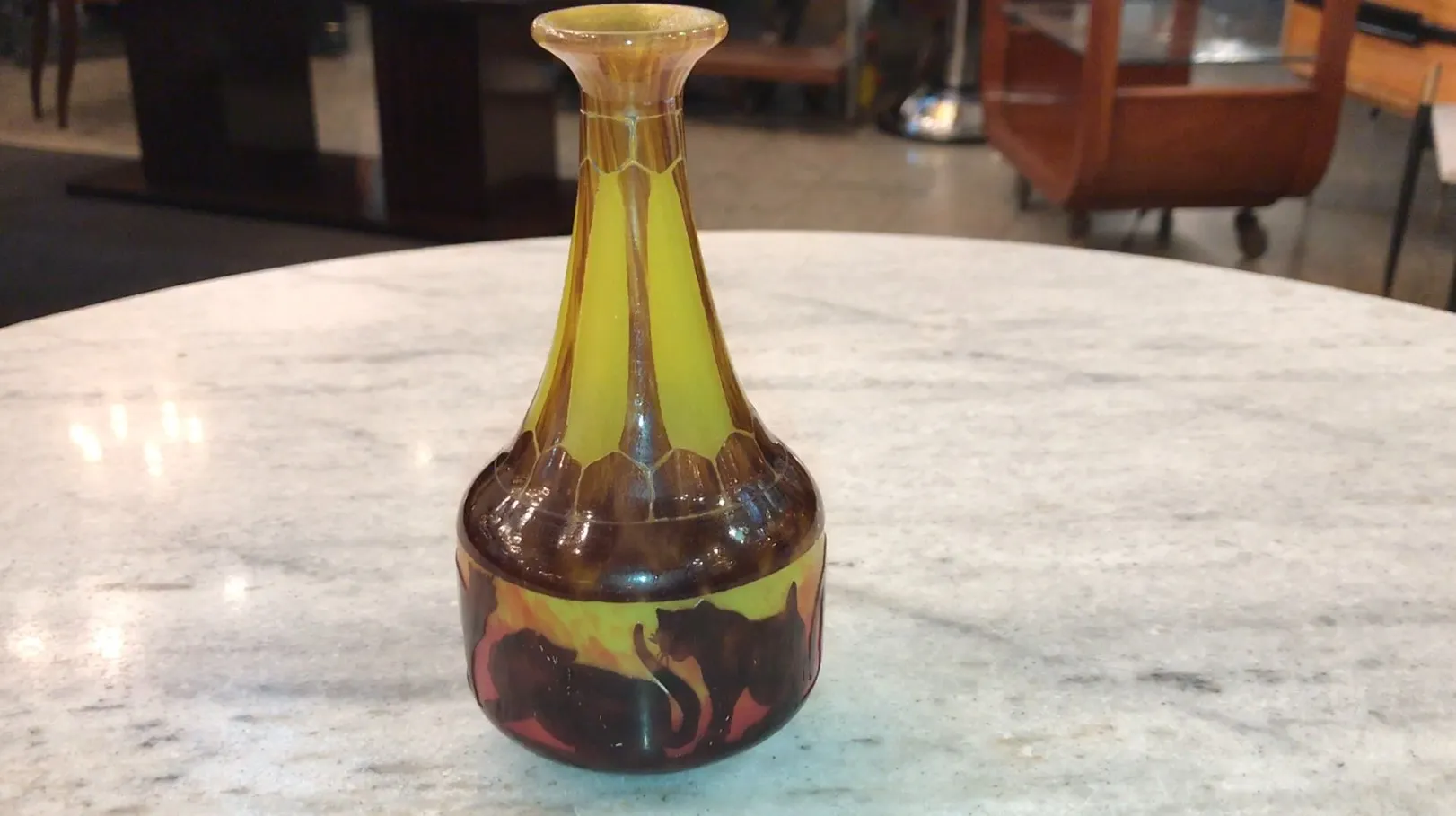 골동품 서명된 유리잔 (Le Verre) 우아한 모양과 장식적인 디테일