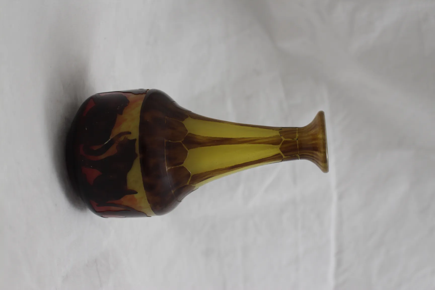 Подписанное стекло le Verre с декоративным дизайном в золотых и коричневых тонах, элегантная форма.