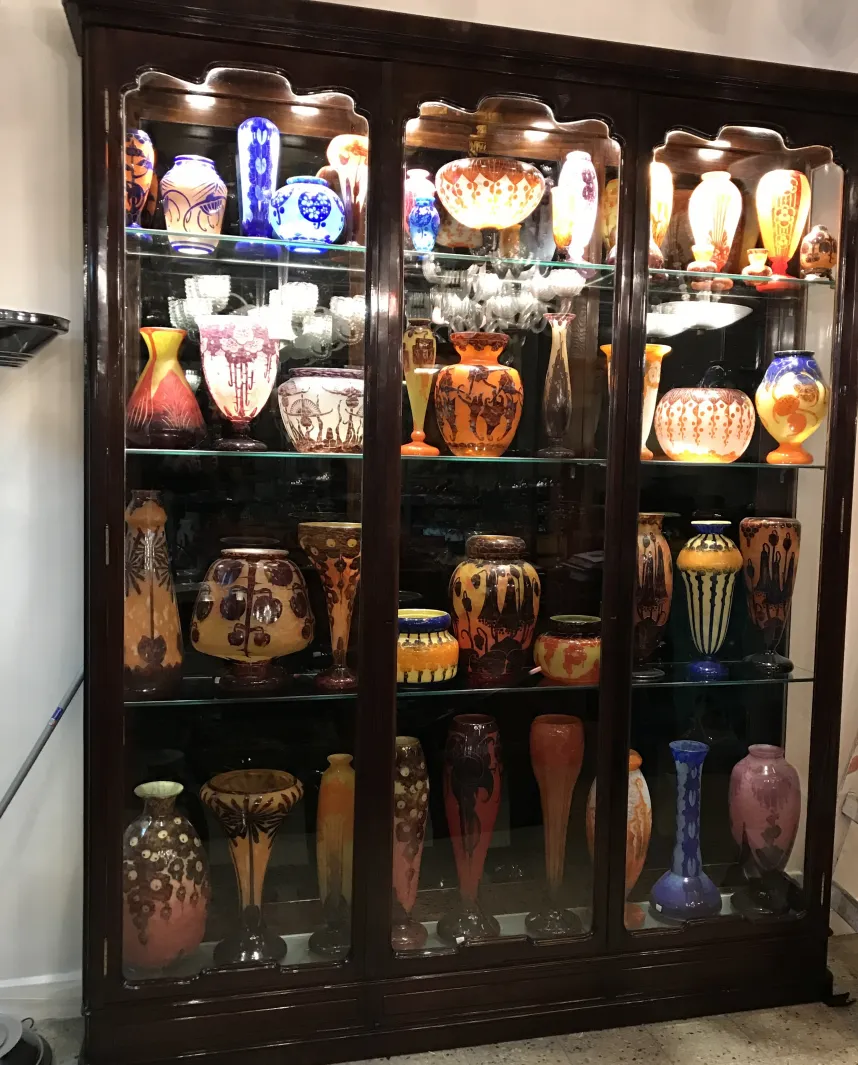 exposição de vidro antigo com cores vibrantes