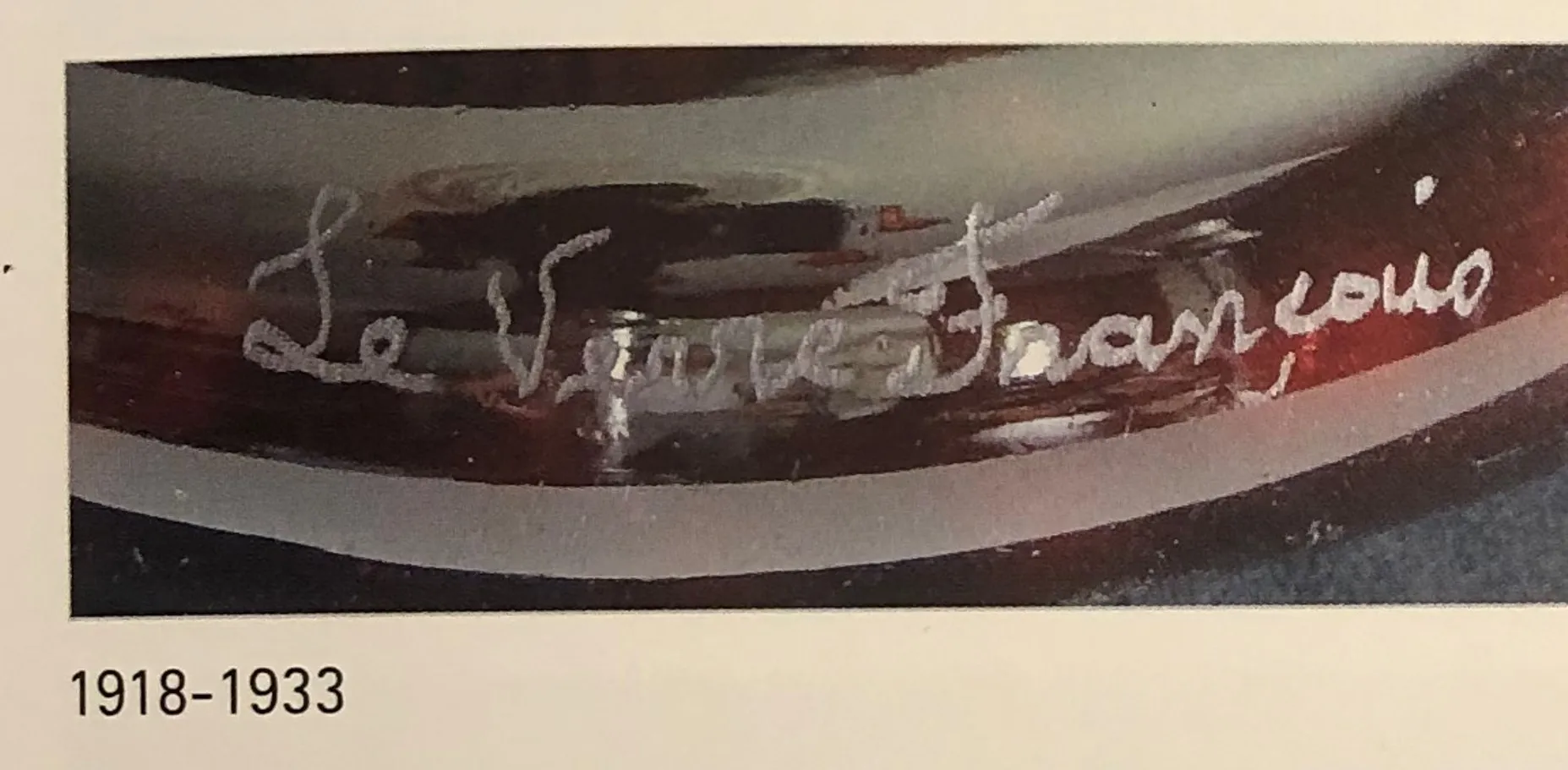 Vetro antico firmato, primo piano della firma Le Verre, design elegante.