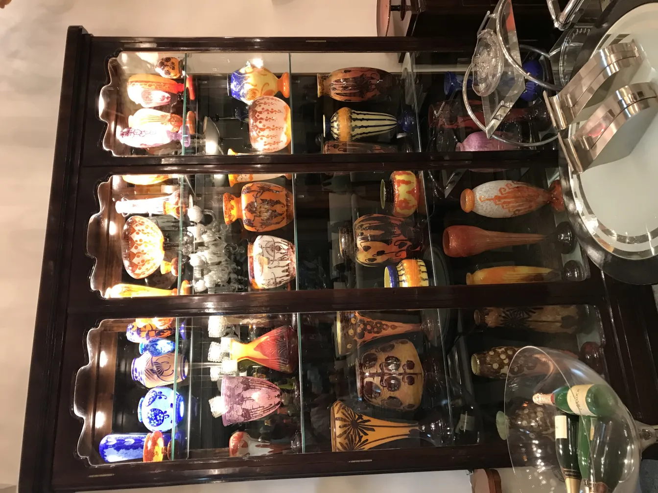 Vitrine mit Antiquitäten und signiertem Glas Le Verre