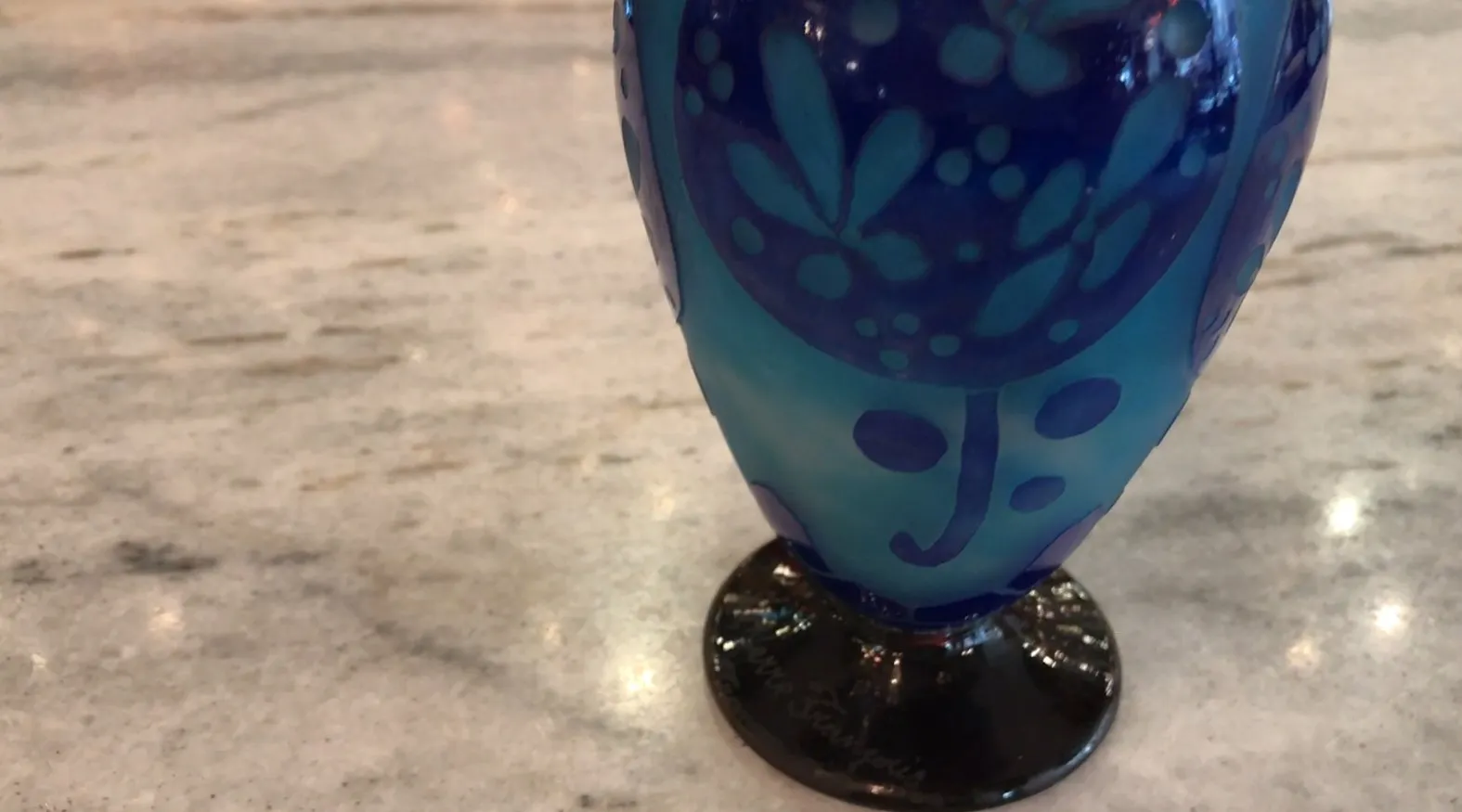 Vetro antico firmato Le Verre con decorazione blu e bianca