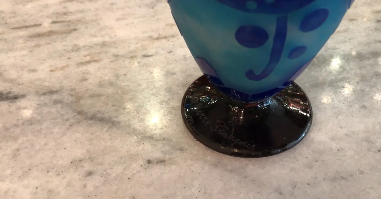 Antikes signiertes Glas Le Verre mit blauem Design