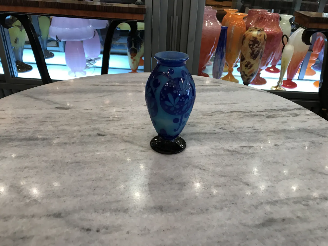 装饰性的蓝色玻璃，上面有花卉图案，背景是古董。