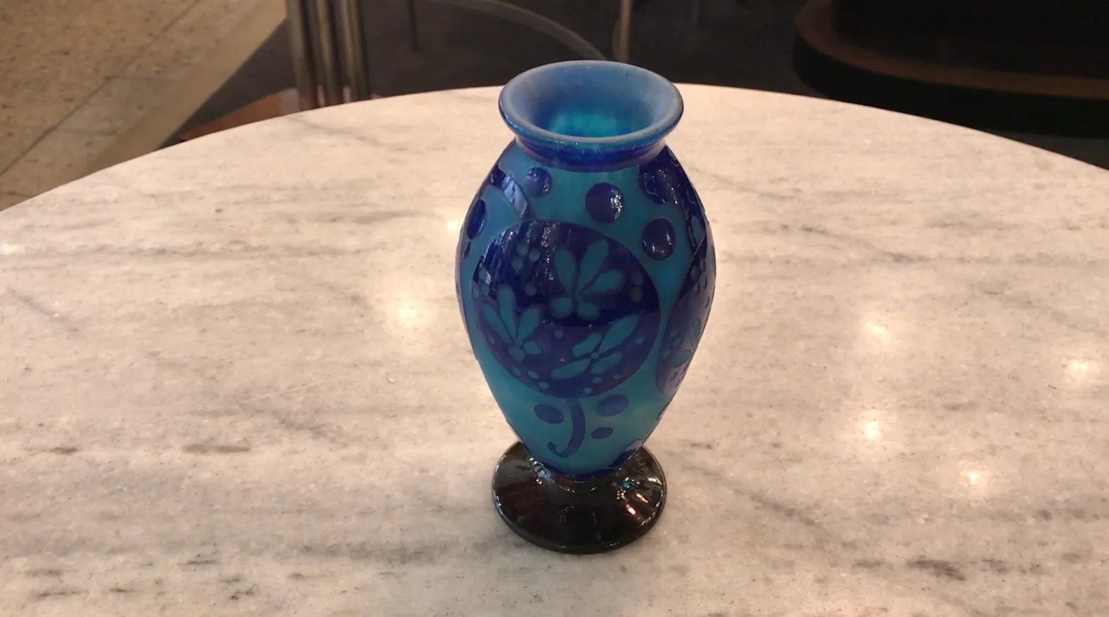 Vetro firmato Le Verre con design elegante in blu e decorazione floreale, antiquario notevole.