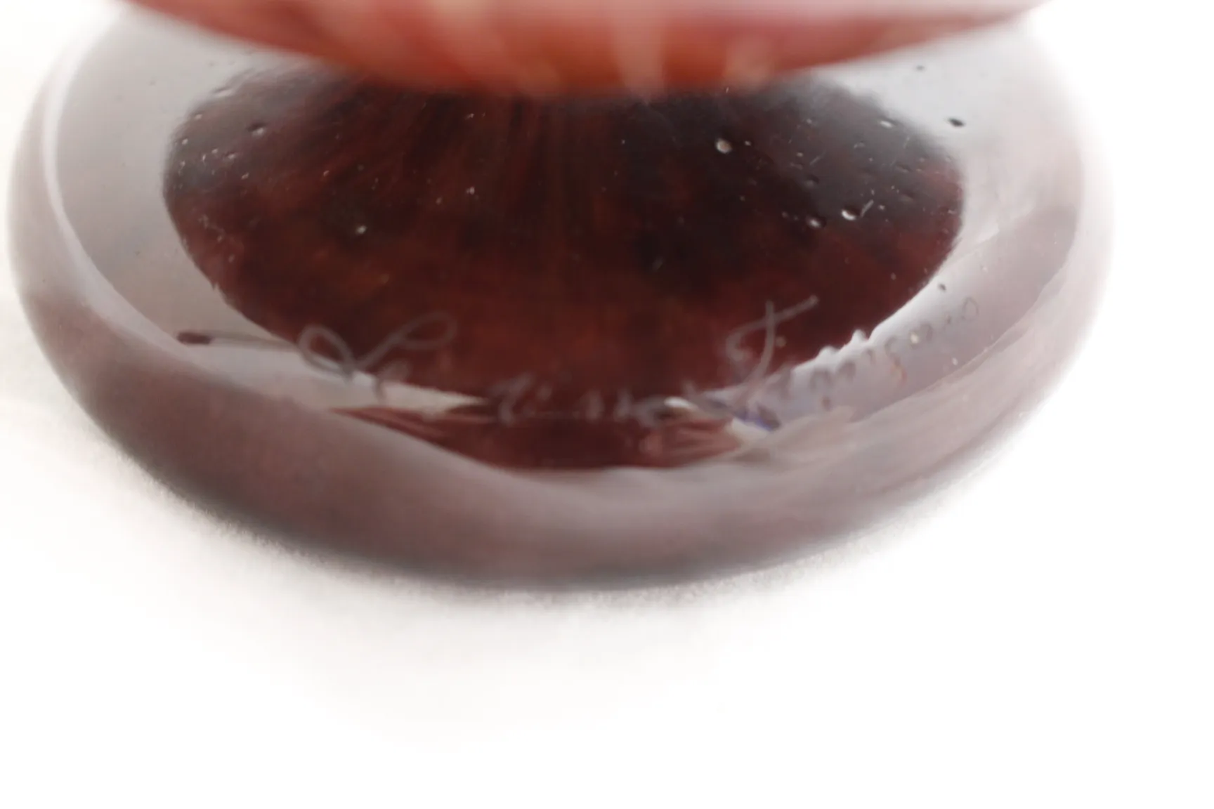 verre ancien signé avec détails élaborés