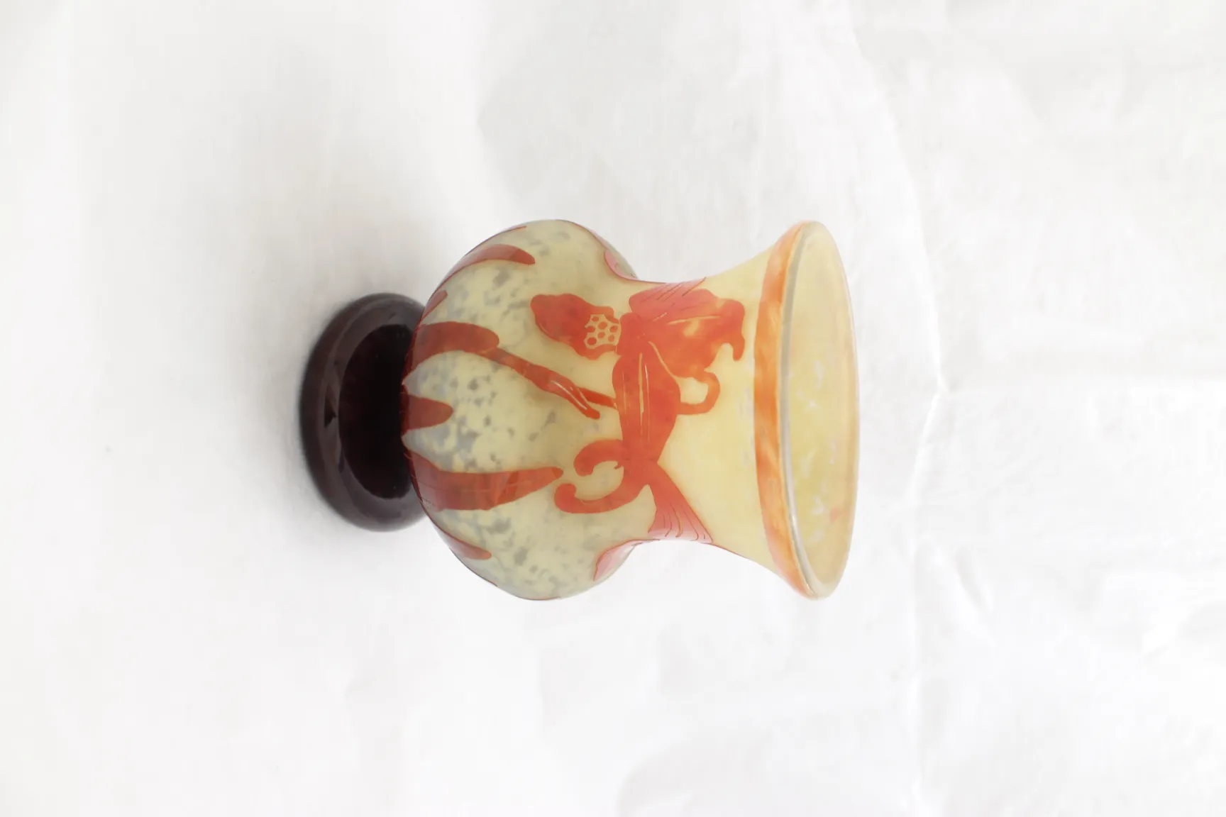 Vidrio antiguo firmado Le Verre con diseño colorido vivo en una base oscura.