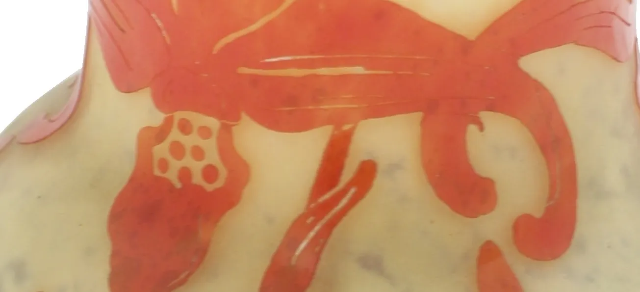 Verre signé avec un design floral décoratif