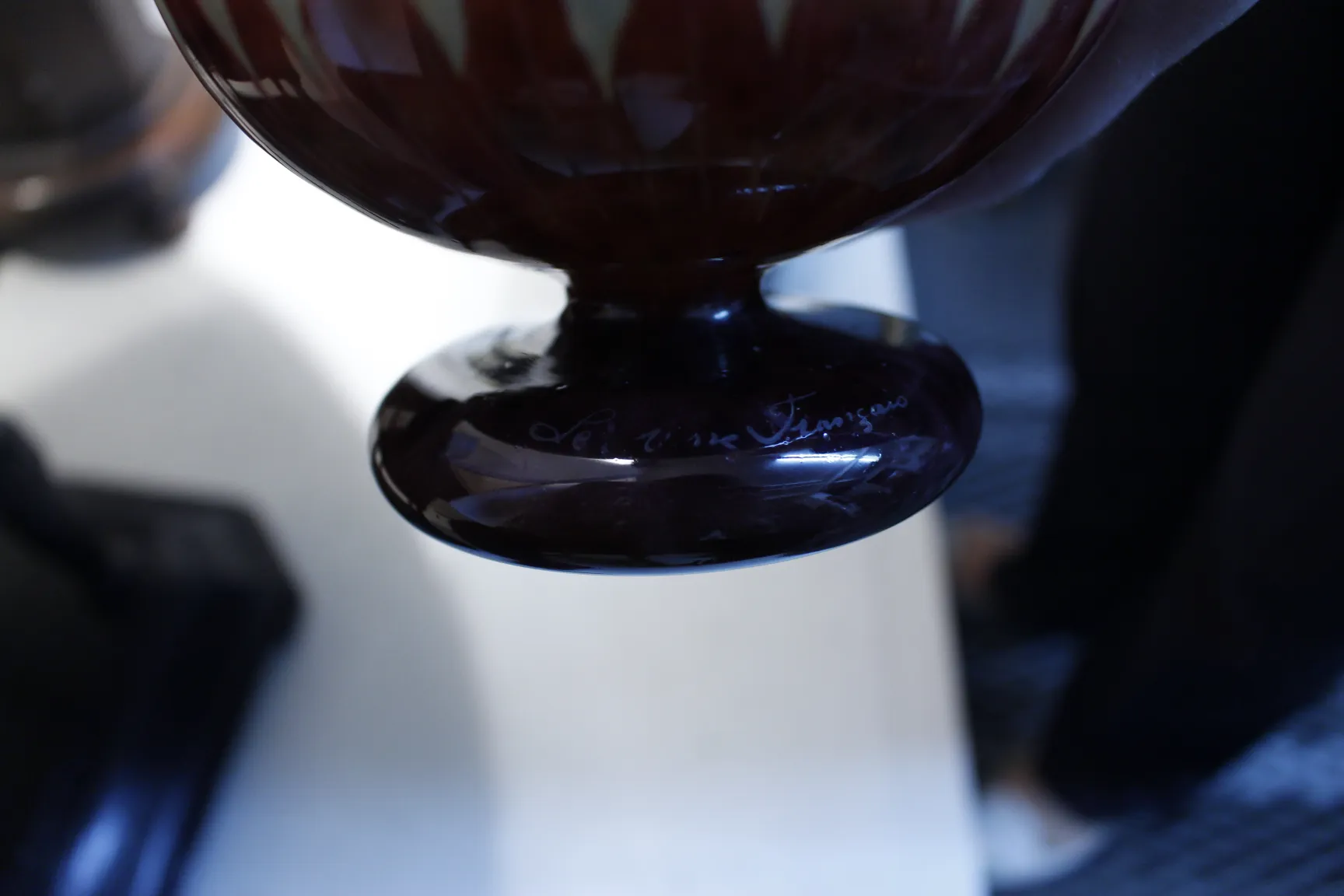 vidro assinado le verre com base elaborate e design elegante